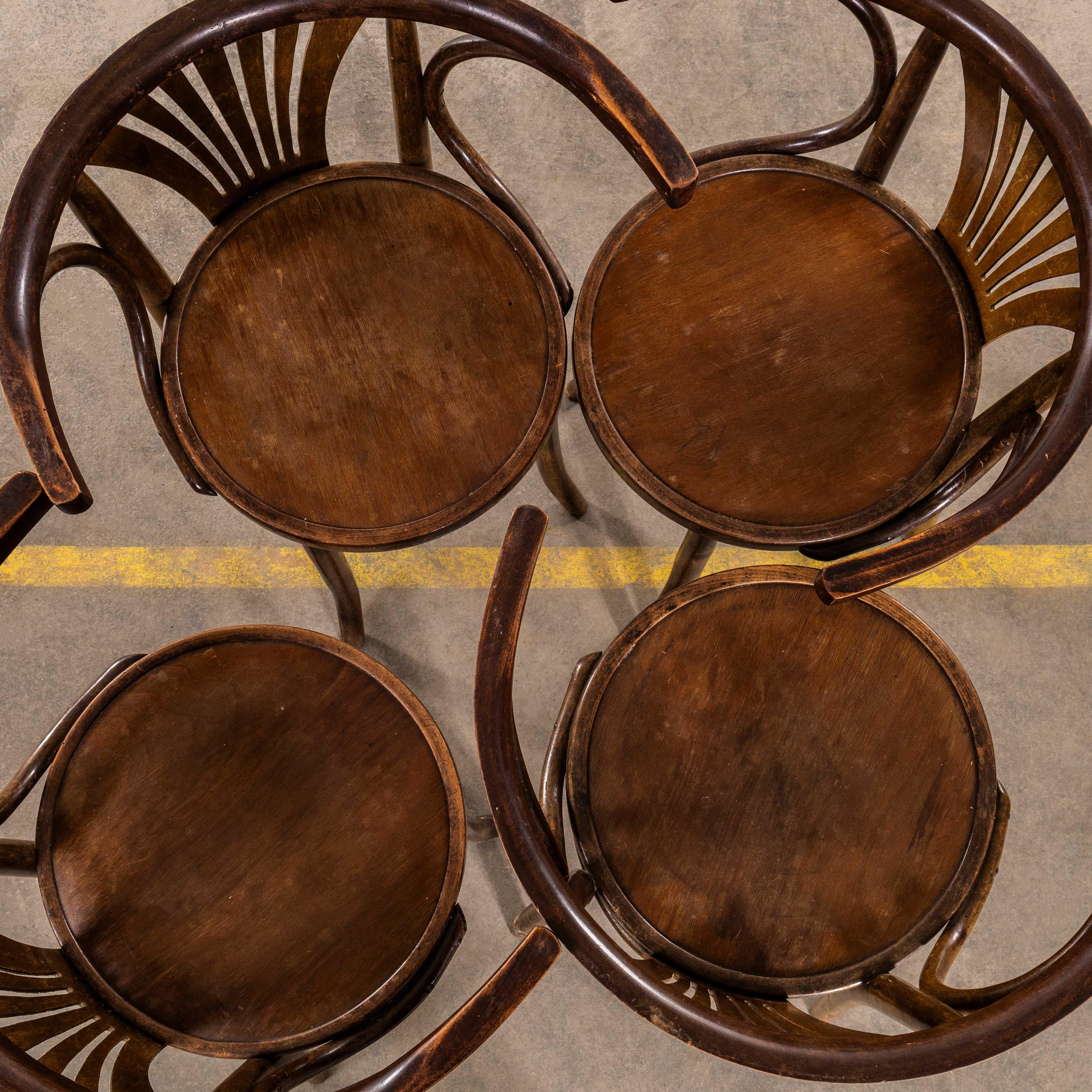 1940's Bentwood Debrecen Dining Arm Chairs - Set von vier (Buchenholz) im Angebot