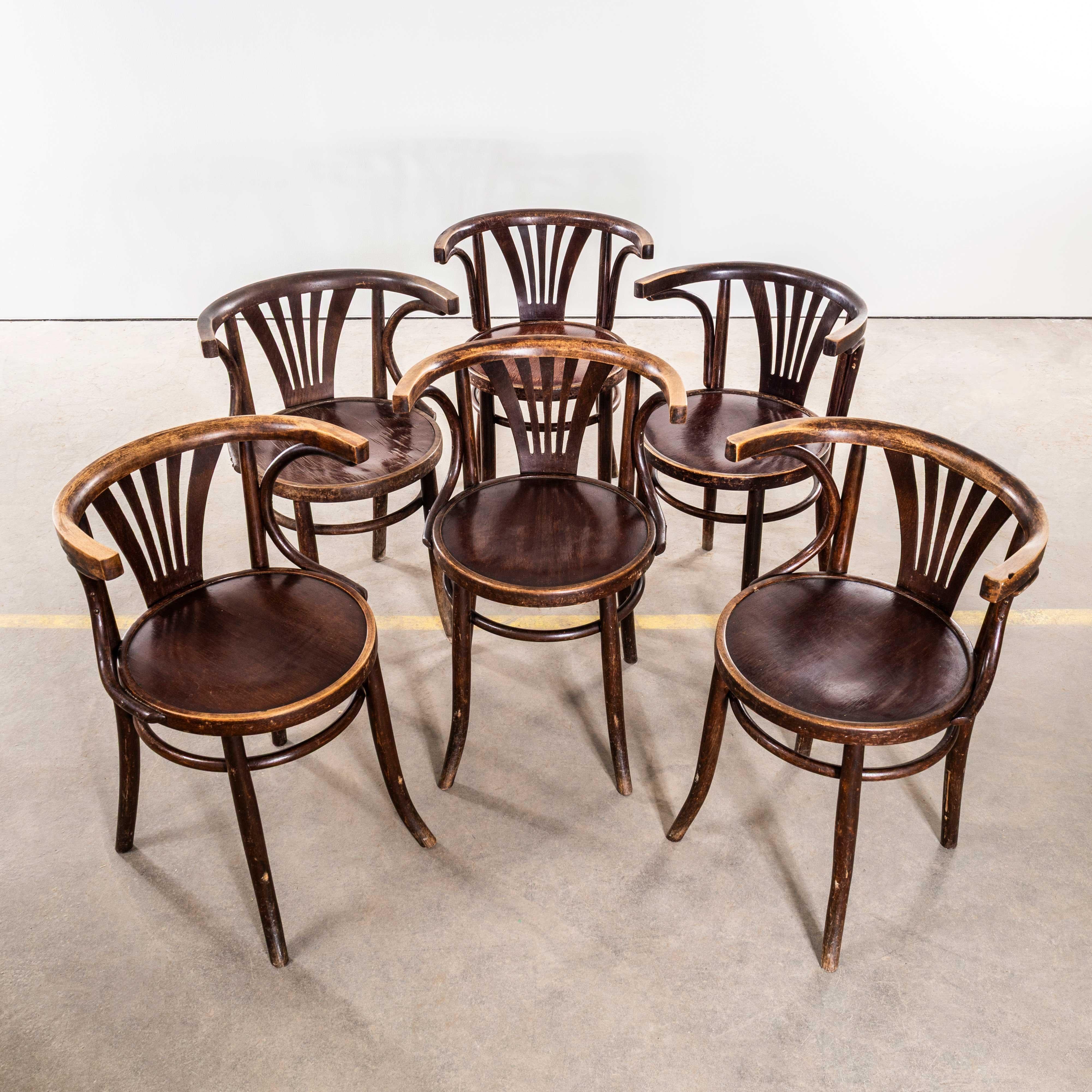 1950's Bentwood Debrecen Dining Arm Chairs - Set von sechs. Hochwertige Stühle des ungarischen Herstellers Debrecen. Es ist schwer, den Ursprung dieser Stühle genau zu bestimmen, da wenig über die Geschichte bekannt ist, aber was wir wissen, ist,