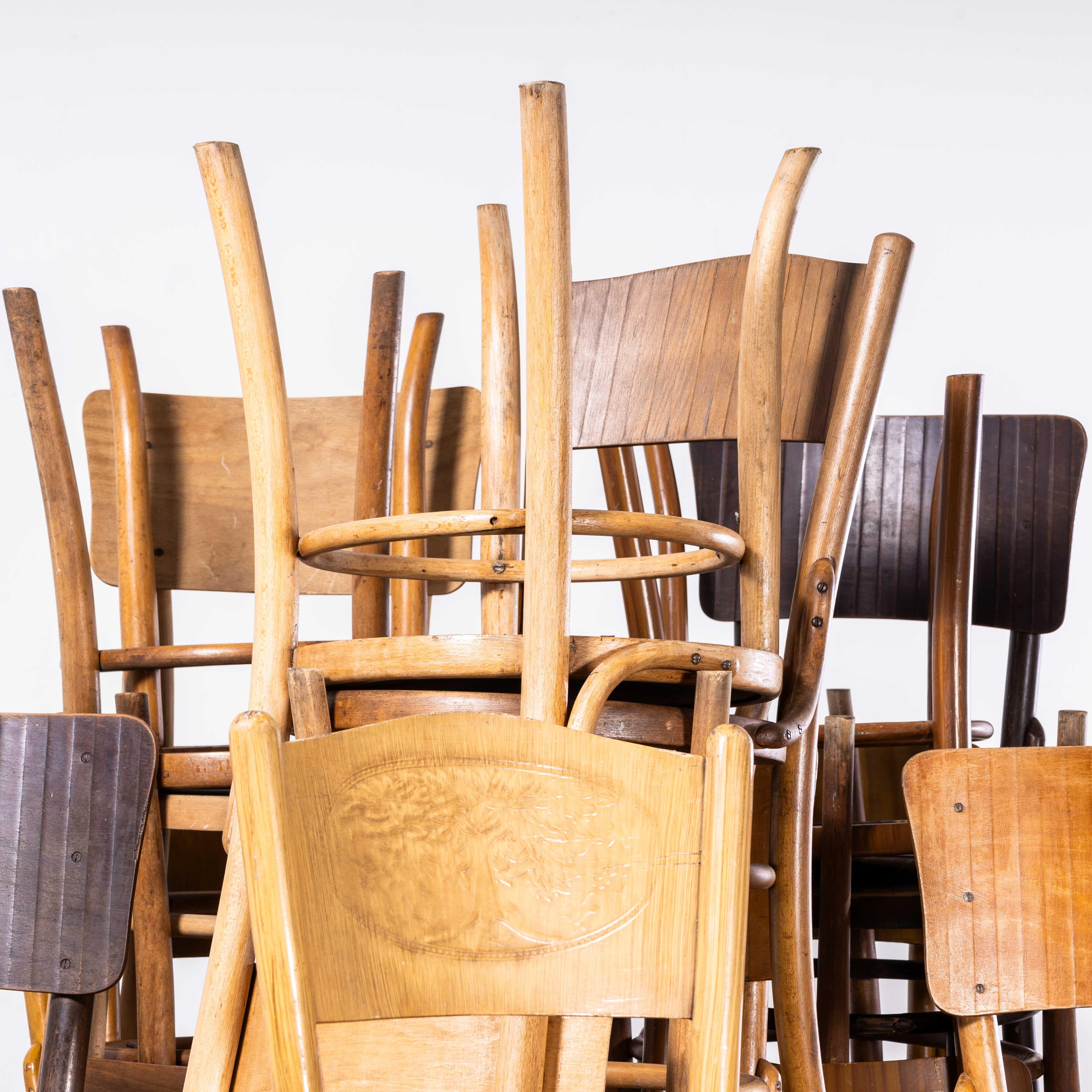 1940's Bentwood Debrecen Panel Back Dining Chairs - Gemischt - Gute Mengen verfügbar
1940's Bentwood Debrecen Panel Back Dining Chairs - Mixed - Good Quantities Available. Dieses Angebot bezieht sich auf einen einzelnen Stuhl mit der Möglichkeit,