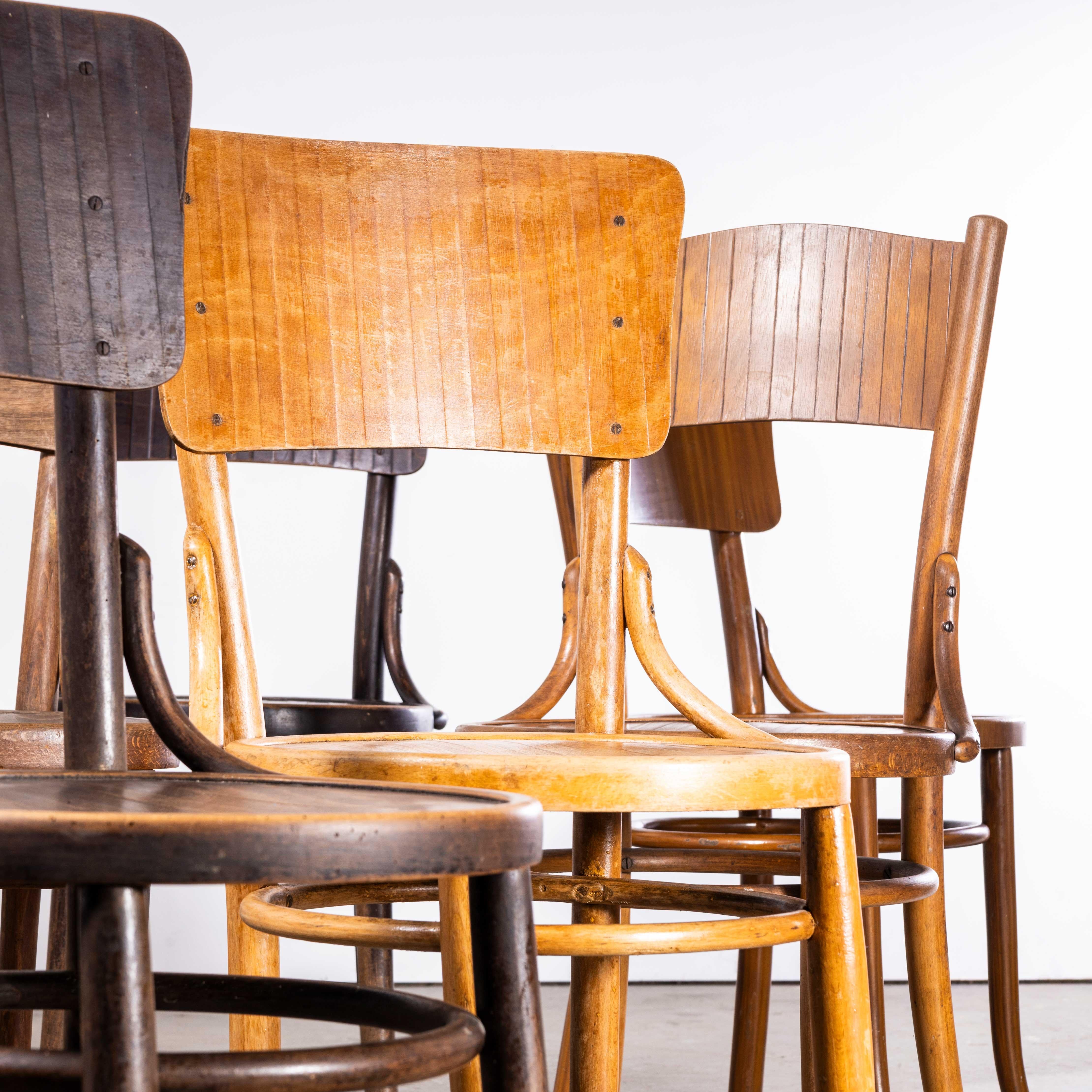 1940's Bentwood Debrecen Panel zurück Esszimmer Stühle - gemischt - Set von zehn
1940's Bentwood Debrecen Panel zurück Esszimmer Stühle - Mixed - Set von zehn. Der Stuhl ist das, was wir als Standardform des klassischen 'Panel Back' Stuhls aus den