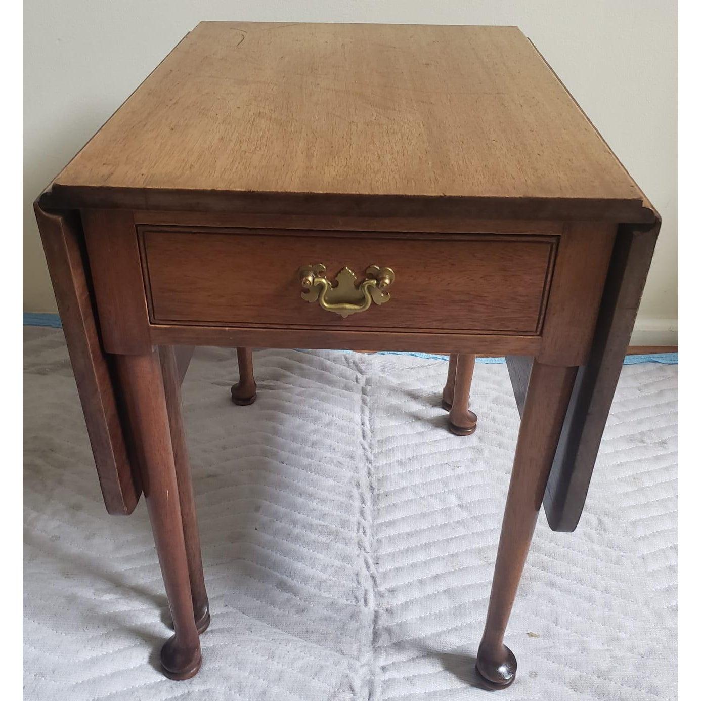 Biggs Richmond's, a division of the famous KITTINGER Furniture, Chippendale Mahogany Small Drop Leaf Table Pembroke Table. Table is in excellent structural condition with some finish loss. No obvious scratches.
Table measures 15