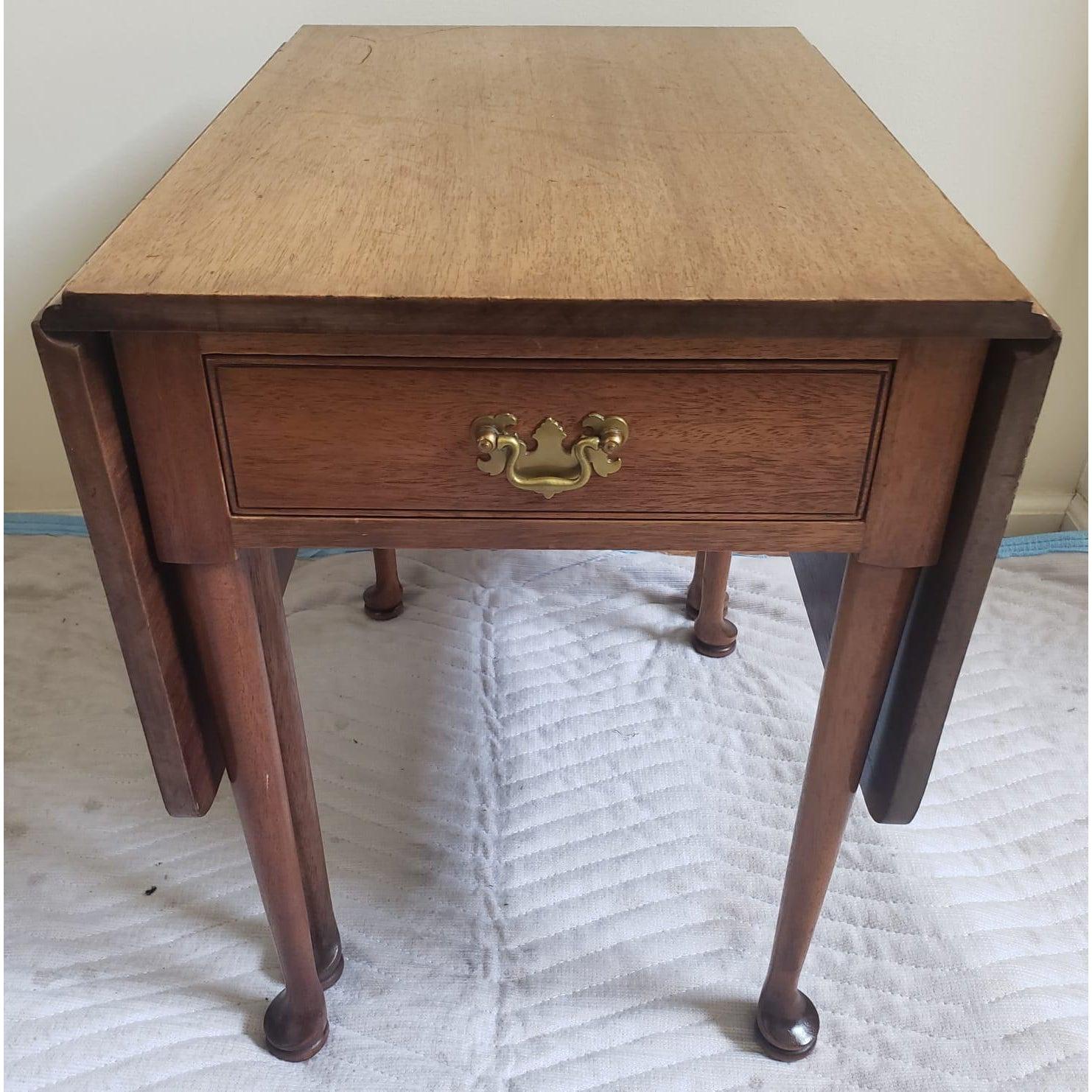1940s Biggs Kittinger Chippendale Mahogany Drop Leaf Side Table For Sale 1