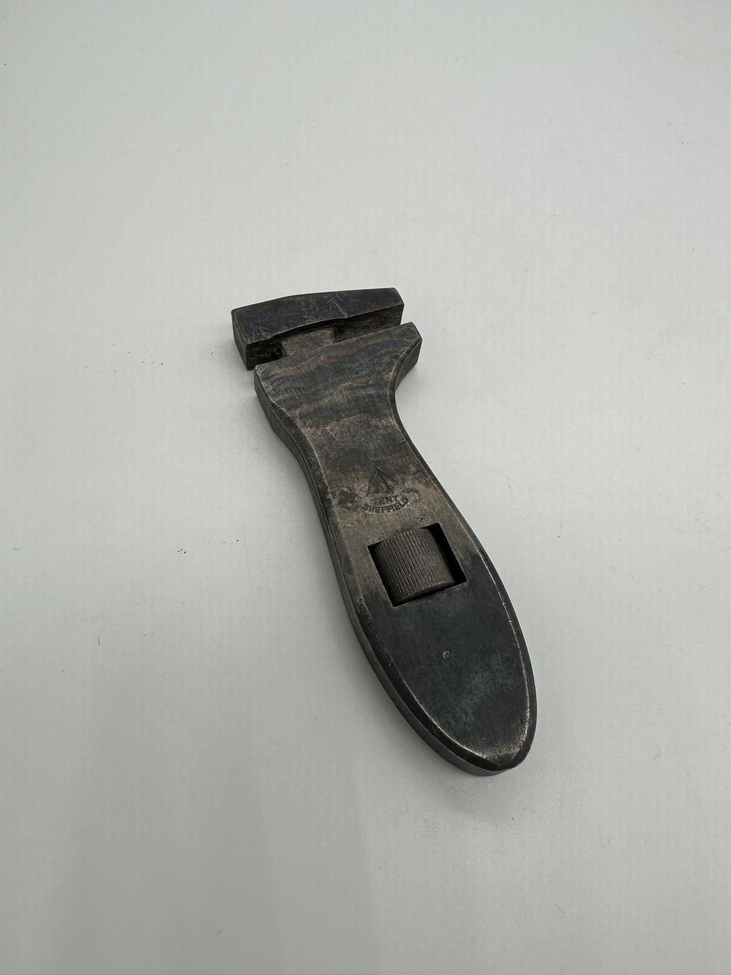 La clé à molette réglable pour bicyclette de Billing & Spencer, brevetée en 1879, était un outil polyvalent conçu pour l'entretien des bicyclettes. Son mécanisme de mâchoire réglable lui permet de s'adapter à différentes tailles d'écrous et de