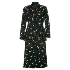 Vestido de Té de Rayón con Camisa Peplum Negra y Floral de los Años 40