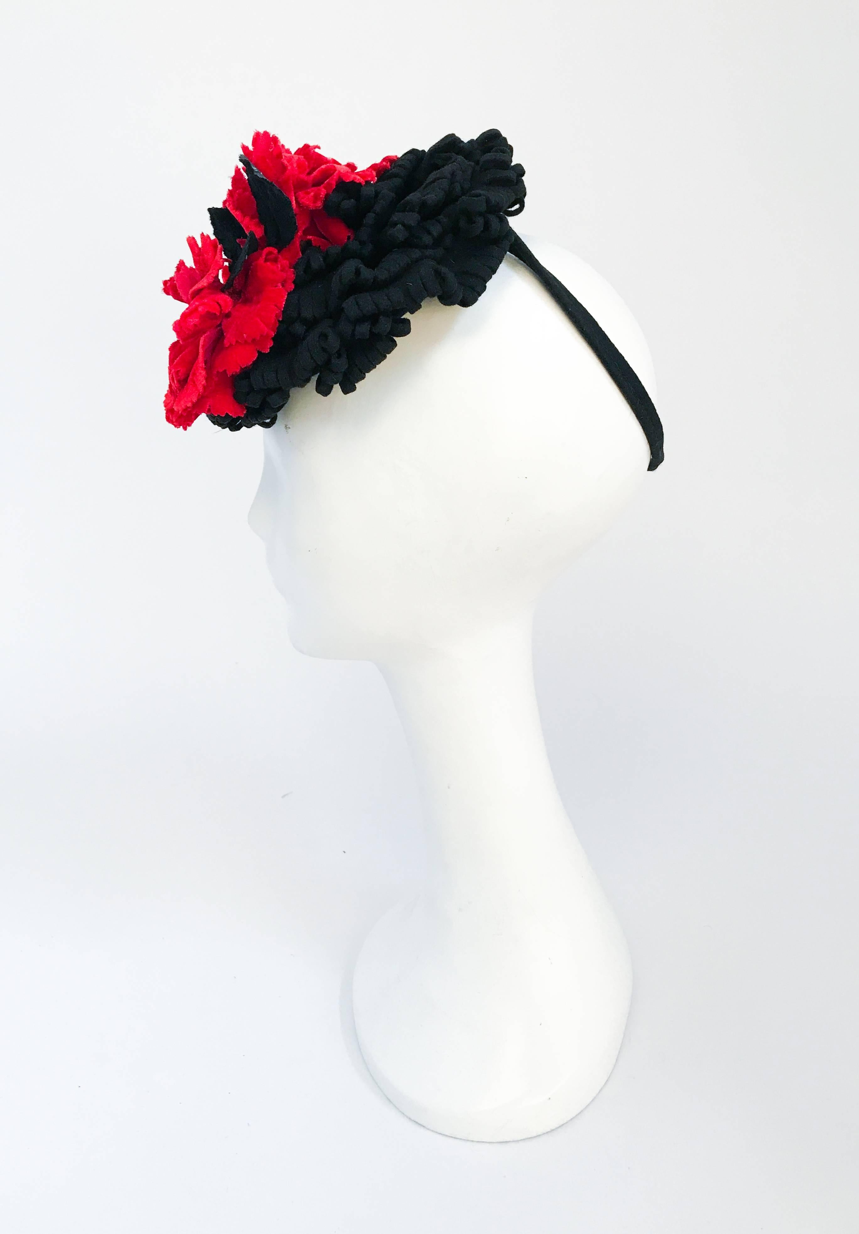 Gray 1940s Black and Red Cocktail hat With Velvet Accents For Sale