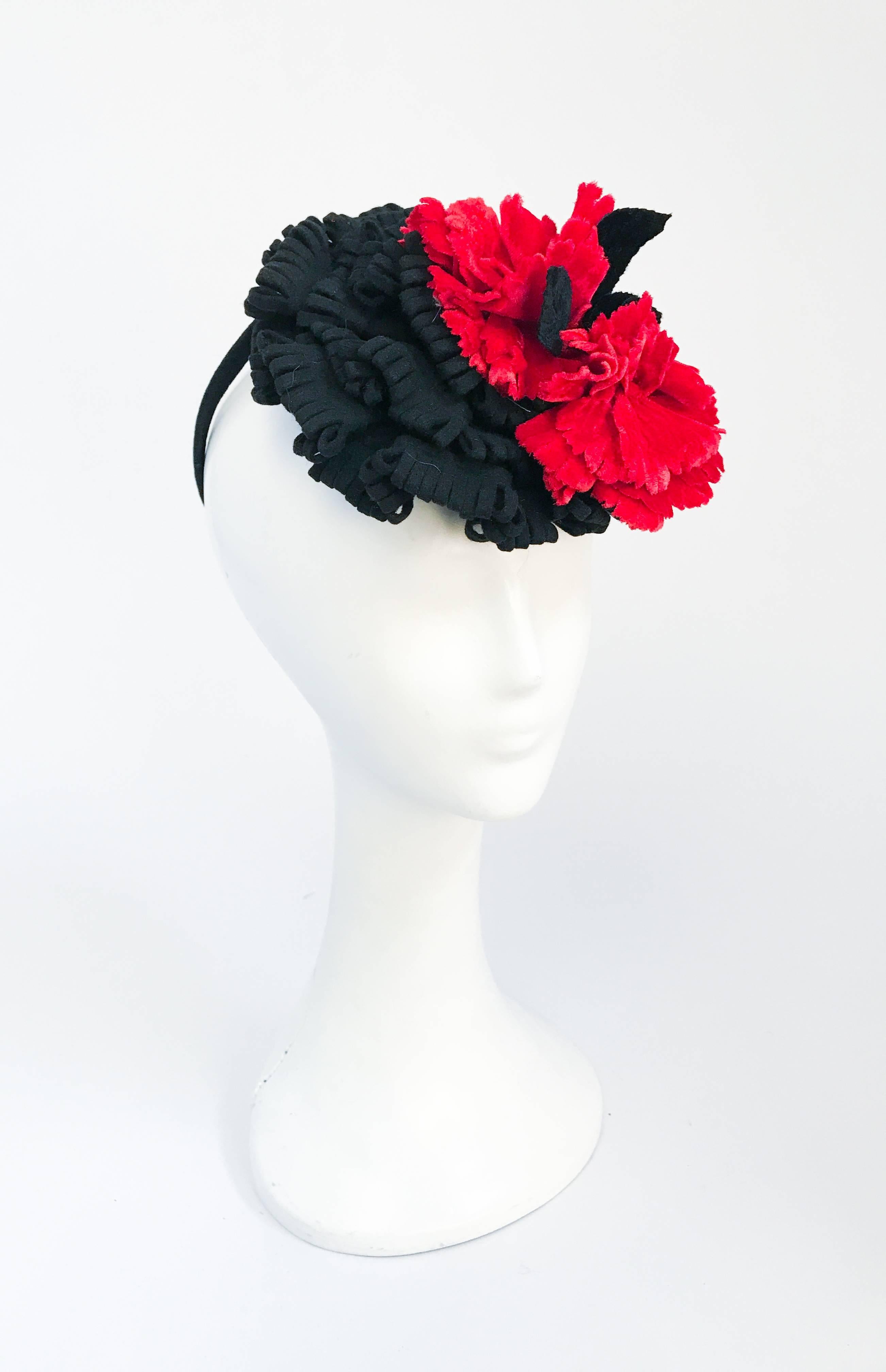Women's 1940s Black and Red Cocktail hat With Velvet Accents For Sale