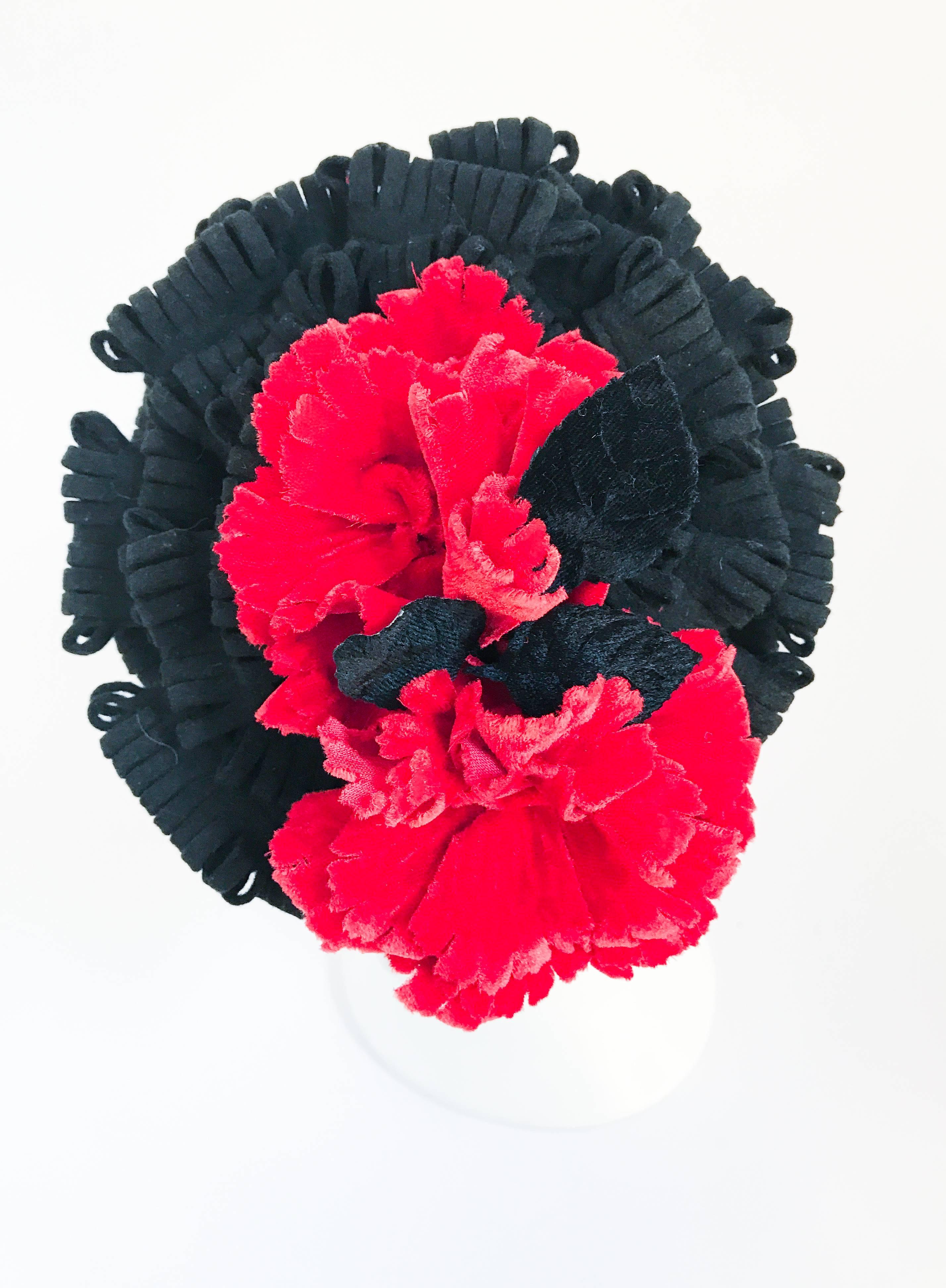 1940s Black and Red Cocktail hat With Velvet Accents For Sale 1