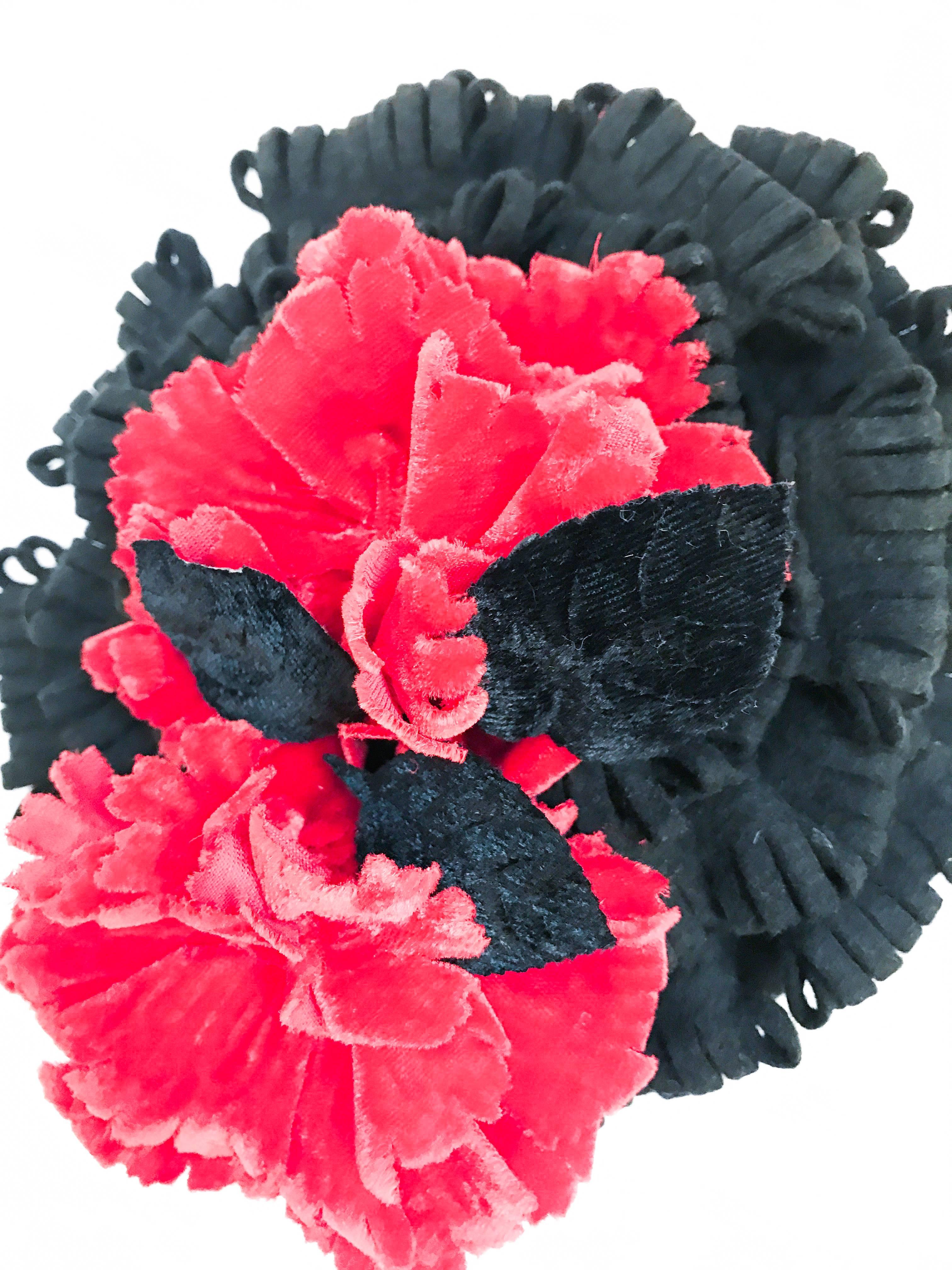 Chapeau de cocktail noir et rouge avec accents en velours des années 1940 en vente 2