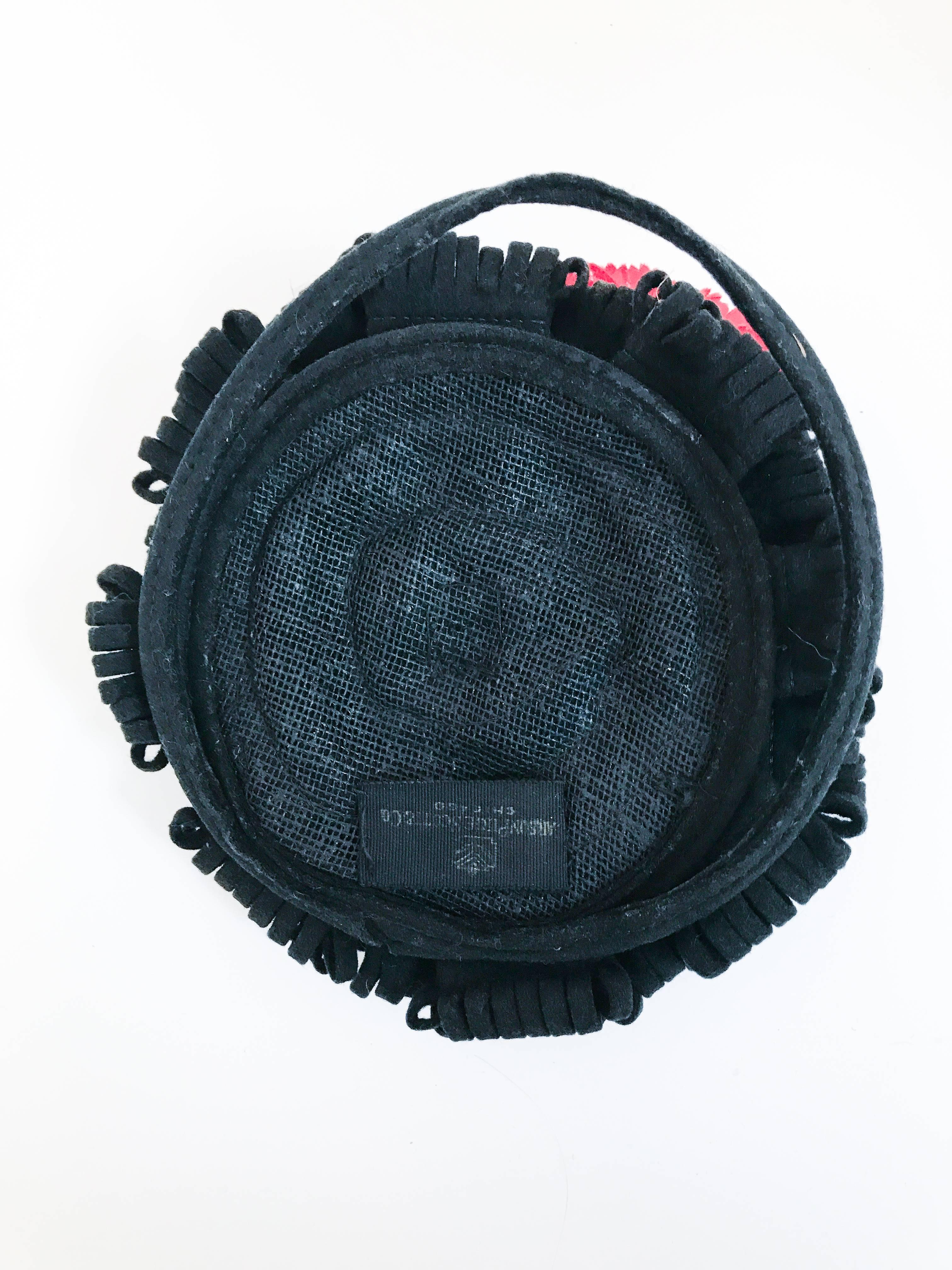 Chapeau de cocktail noir et rouge avec accents en velours des années 1940 en vente 3