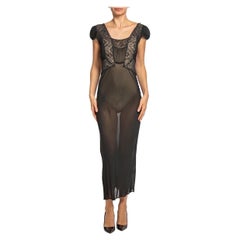 Negligé nero anni '40 con taglio sbieco in chiffon e pizzo con maniche a cappuccio