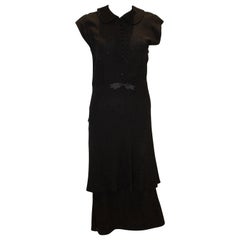Vestido de cóctel negro de los años 40 con mangas casquillo