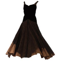 Abito in taffetà di seta e velluto di rayon nero e rame degli anni '40 con stratificazione di Chantilly Art De
