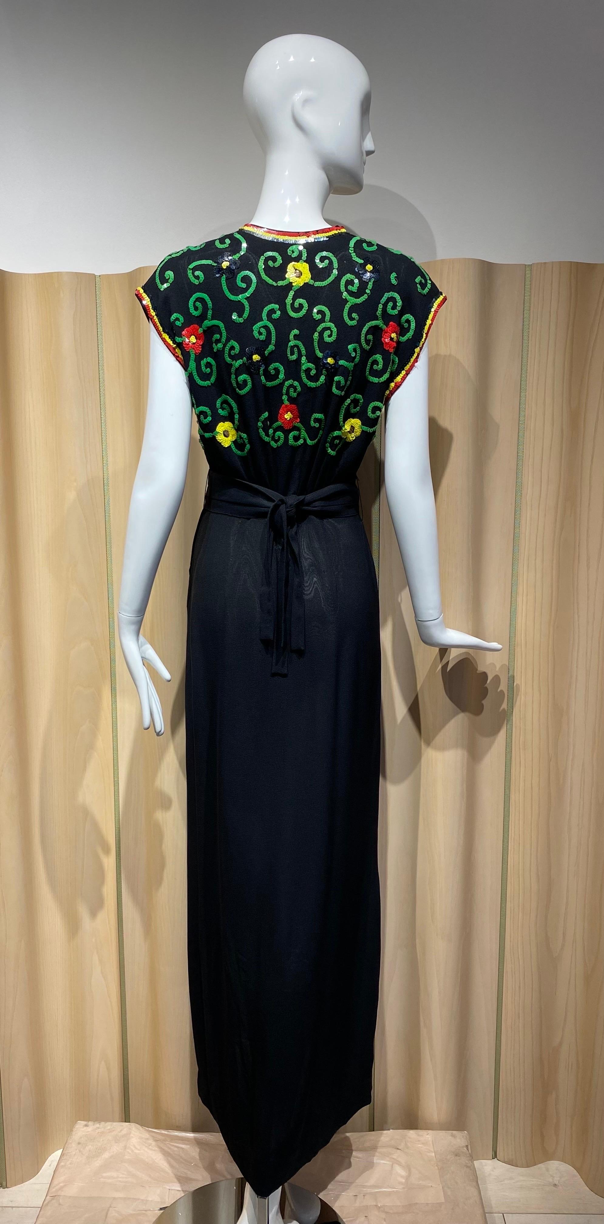 Robe en crêpe noir des années 1940 avec paillettes perlées vertes et jaunes Paisley.
La robe est livrée avec une ceinture.
Taille M