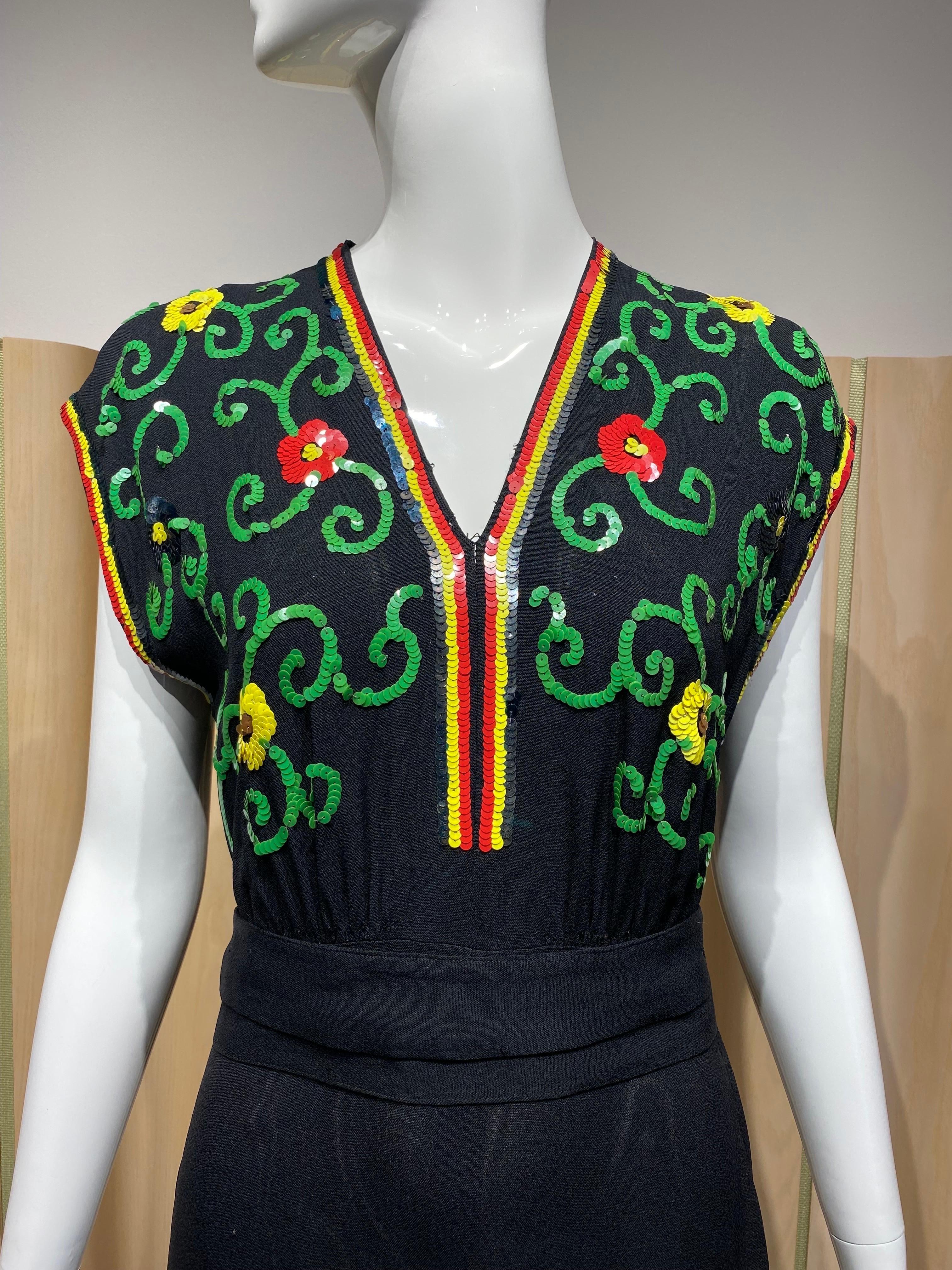 Robe en crêpe noir avec paillettes multicolores, années 1940 en vente 1