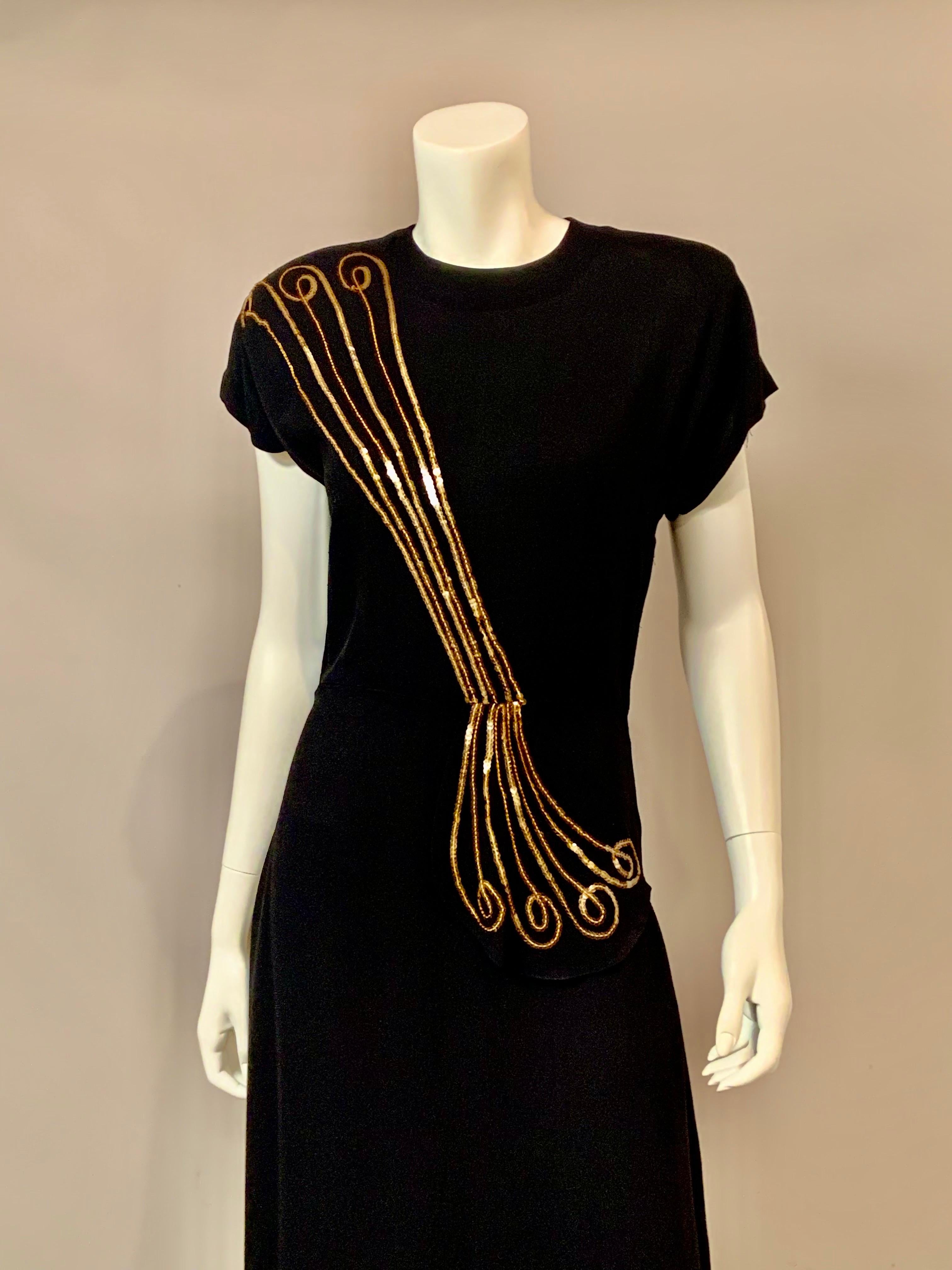 Noir Robe de soirée des années 1940 en crêpe noir avec bordures en paillettes d'or en vente