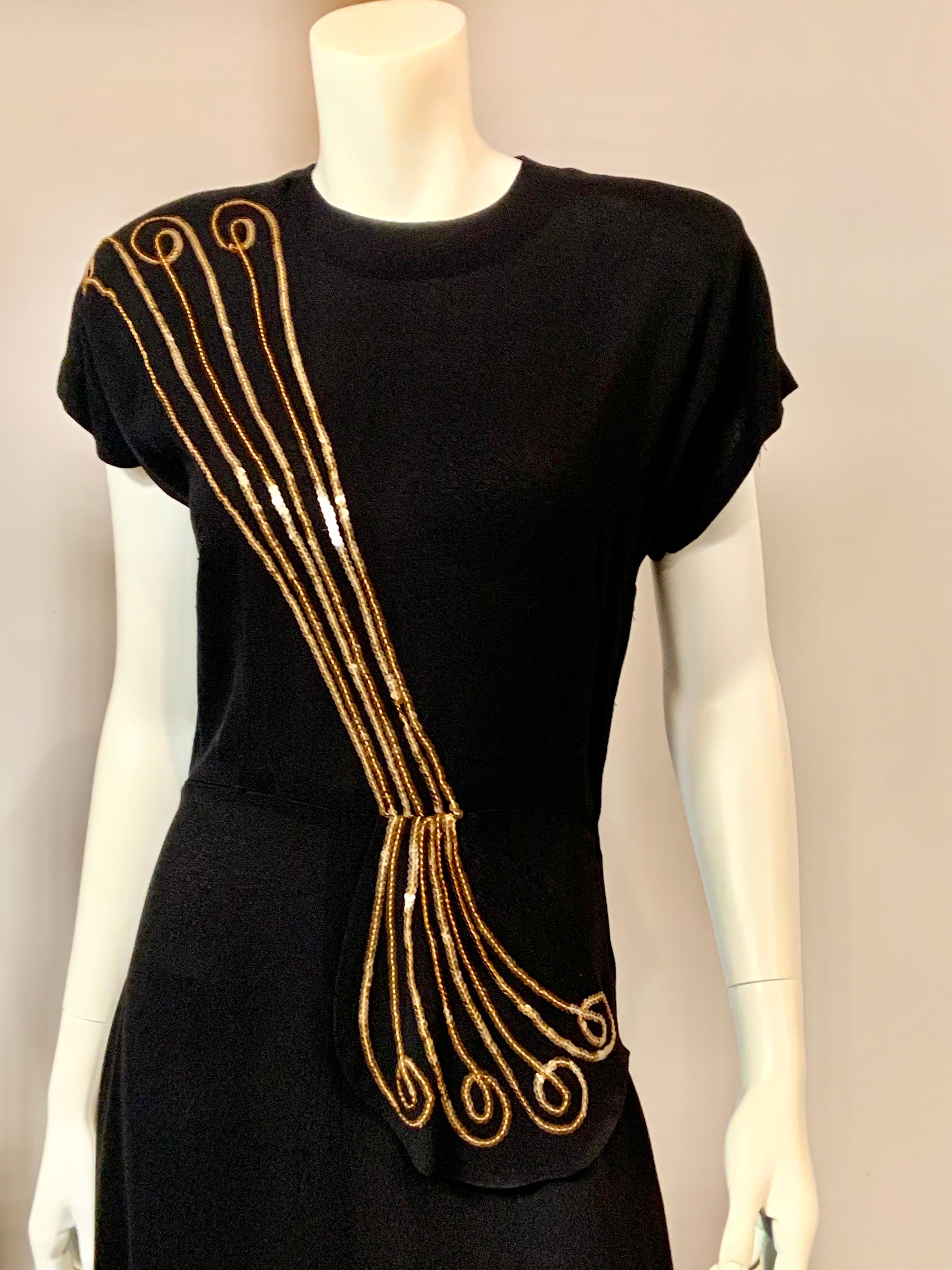 Robe de soirée des années 1940 en crêpe noir avec bordures en paillettes d'or Excellent état - En vente à New Hope, PA