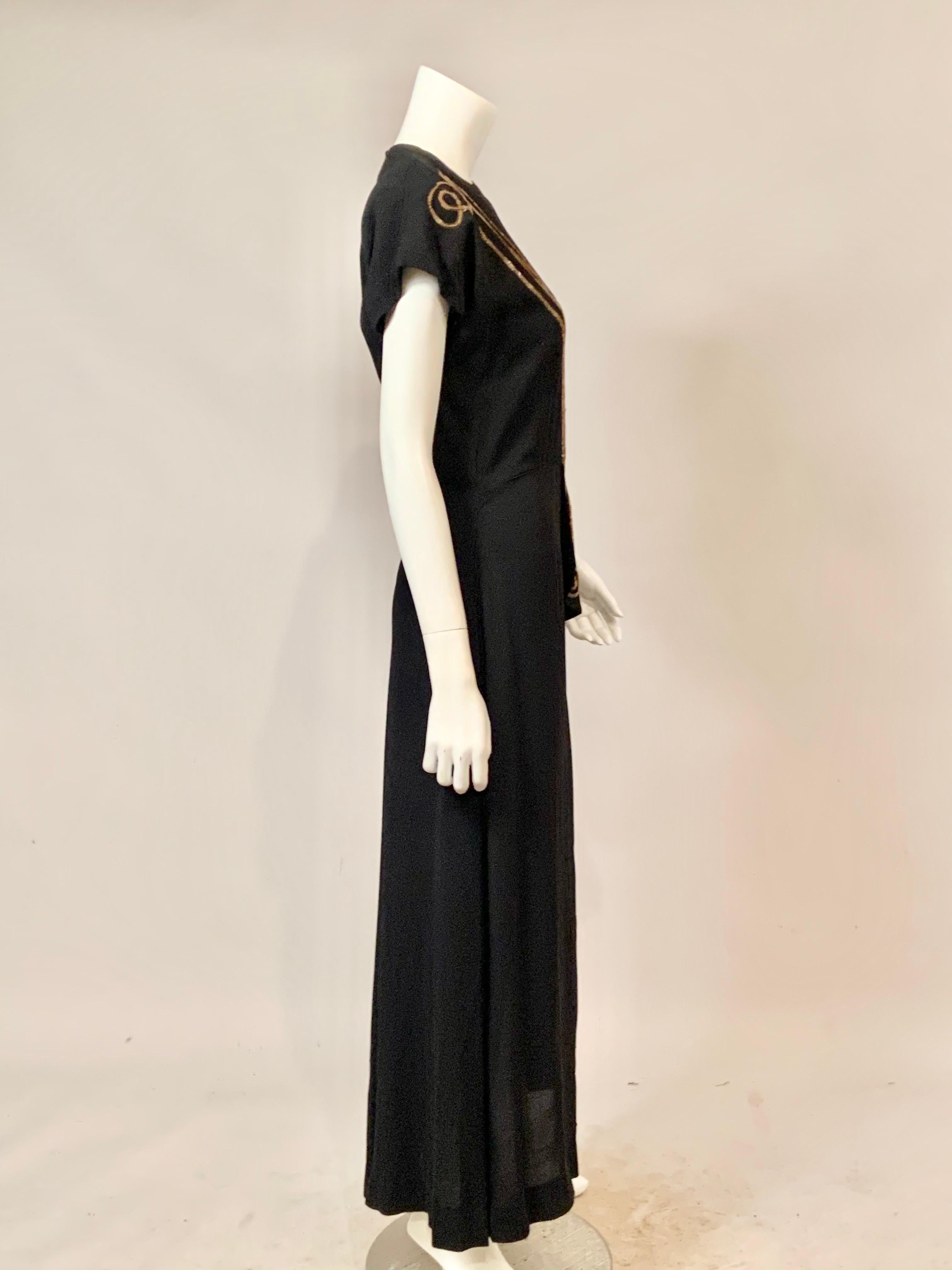 Robe de soirée des années 1940 en crêpe noir avec bordures en paillettes d'or en vente 1