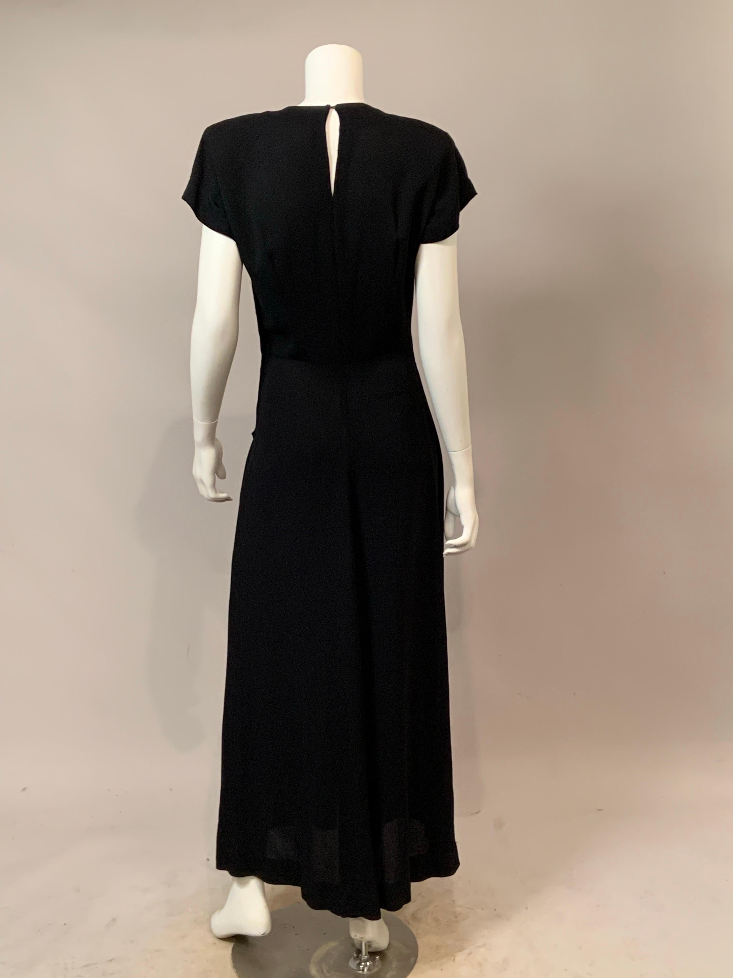 Robe de soirée des années 1940 en crêpe noir avec bordures en paillettes d'or en vente 2