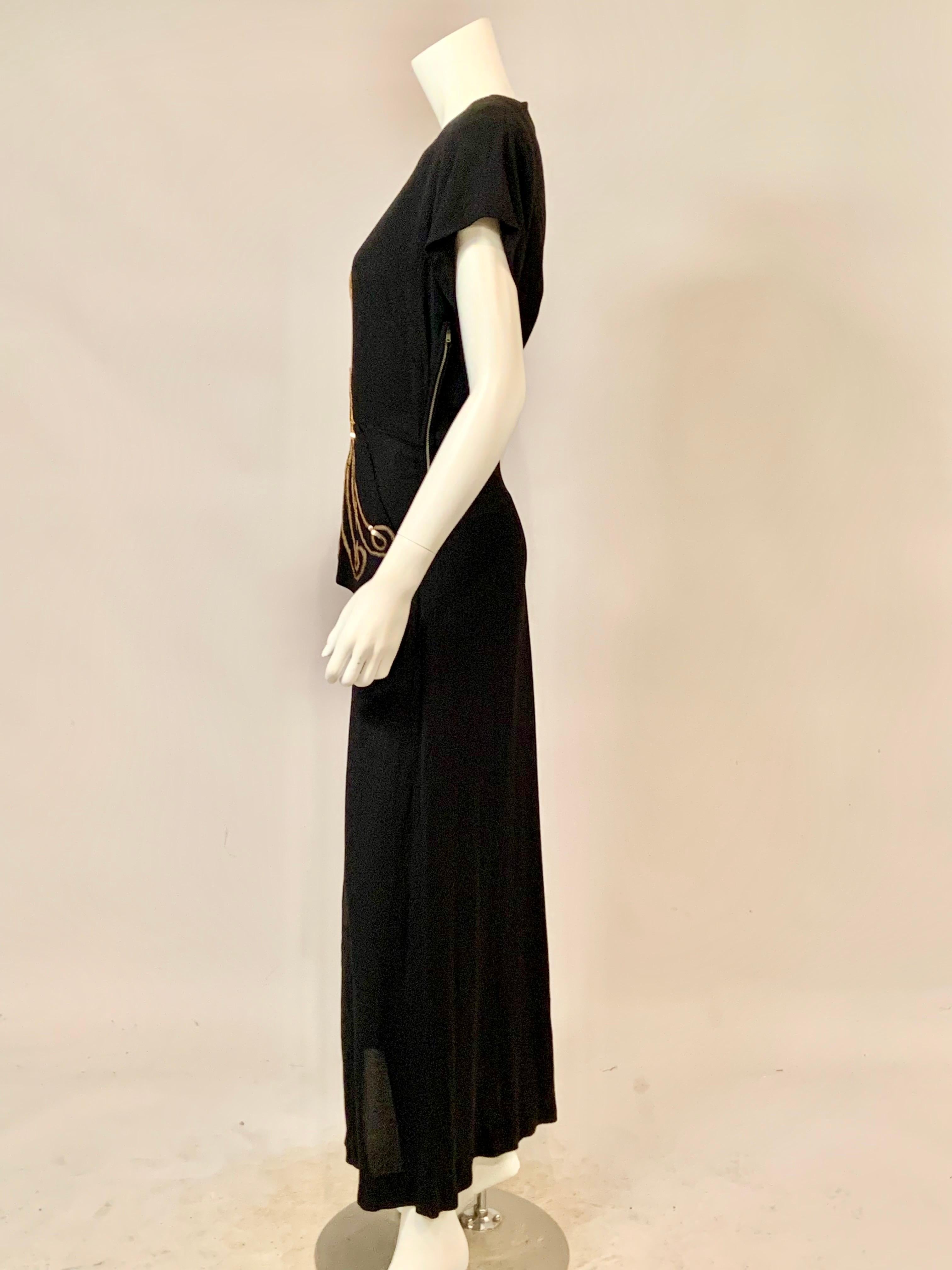Robe de soirée des années 1940 en crêpe noir avec bordures en paillettes d'or en vente 3