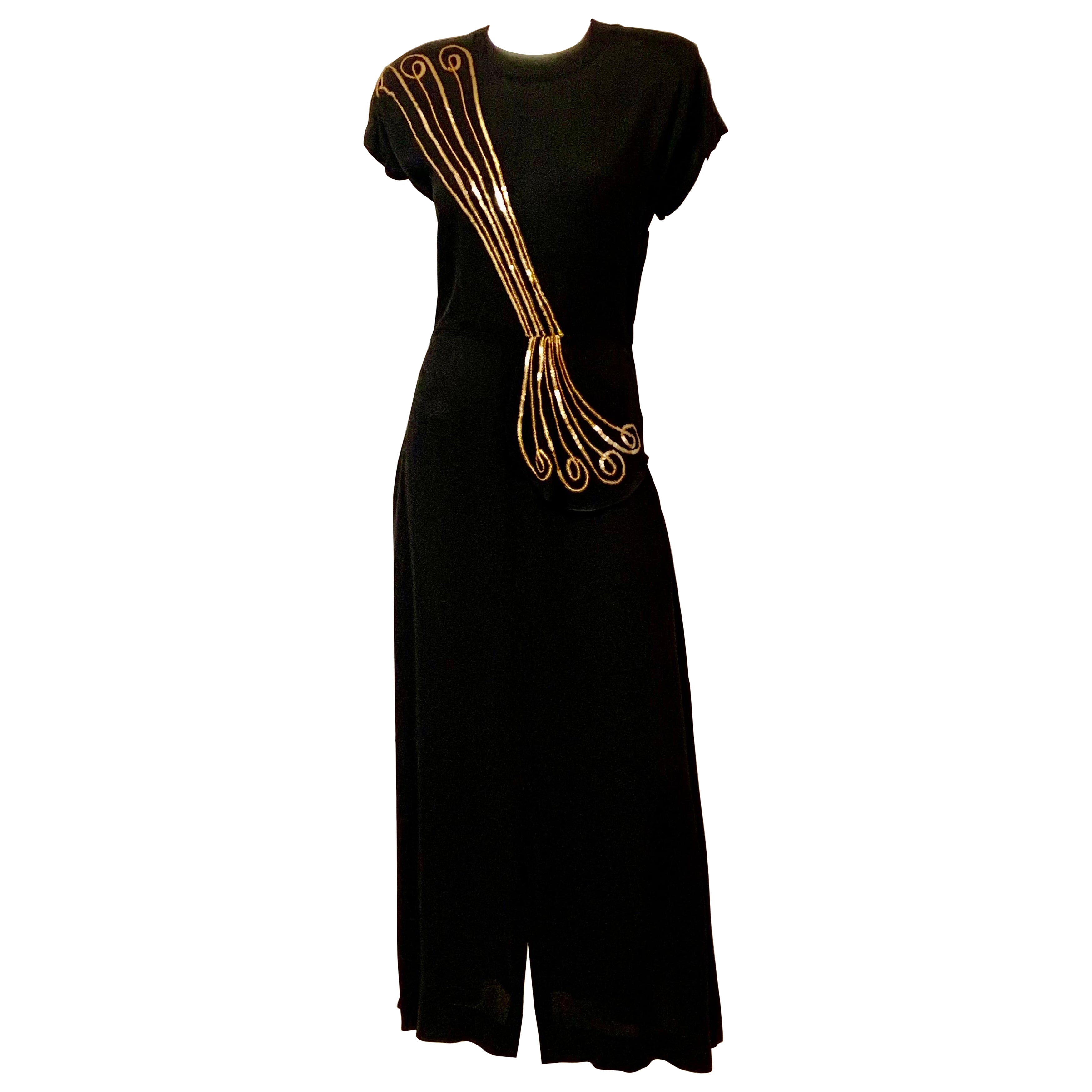 Robe de soirée des années 1940 en crêpe noir avec bordures en paillettes d'or en vente