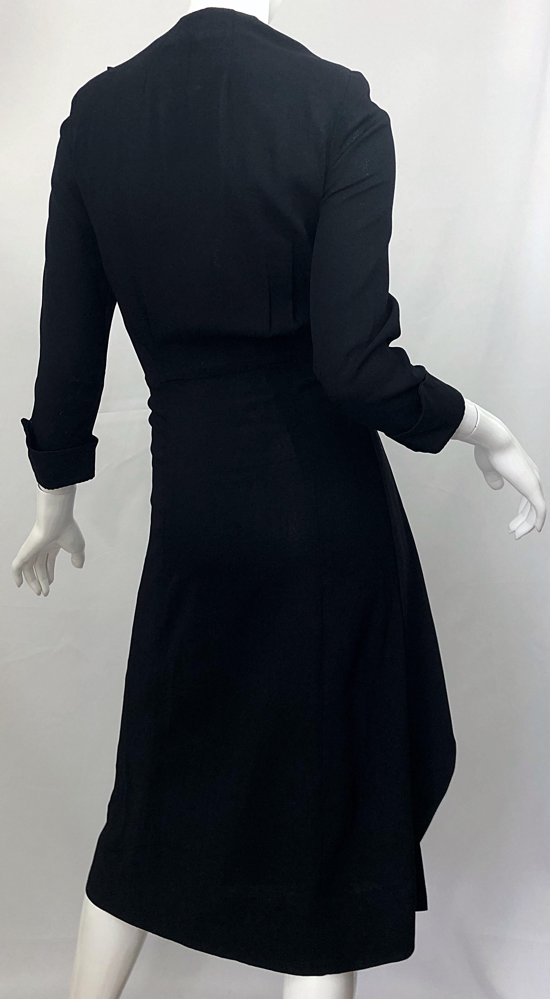 1940er Schwarzes langärmeliges Kleid aus Krepp mit asymmetrischem Schößchen Vintage 40er im Angebot 7