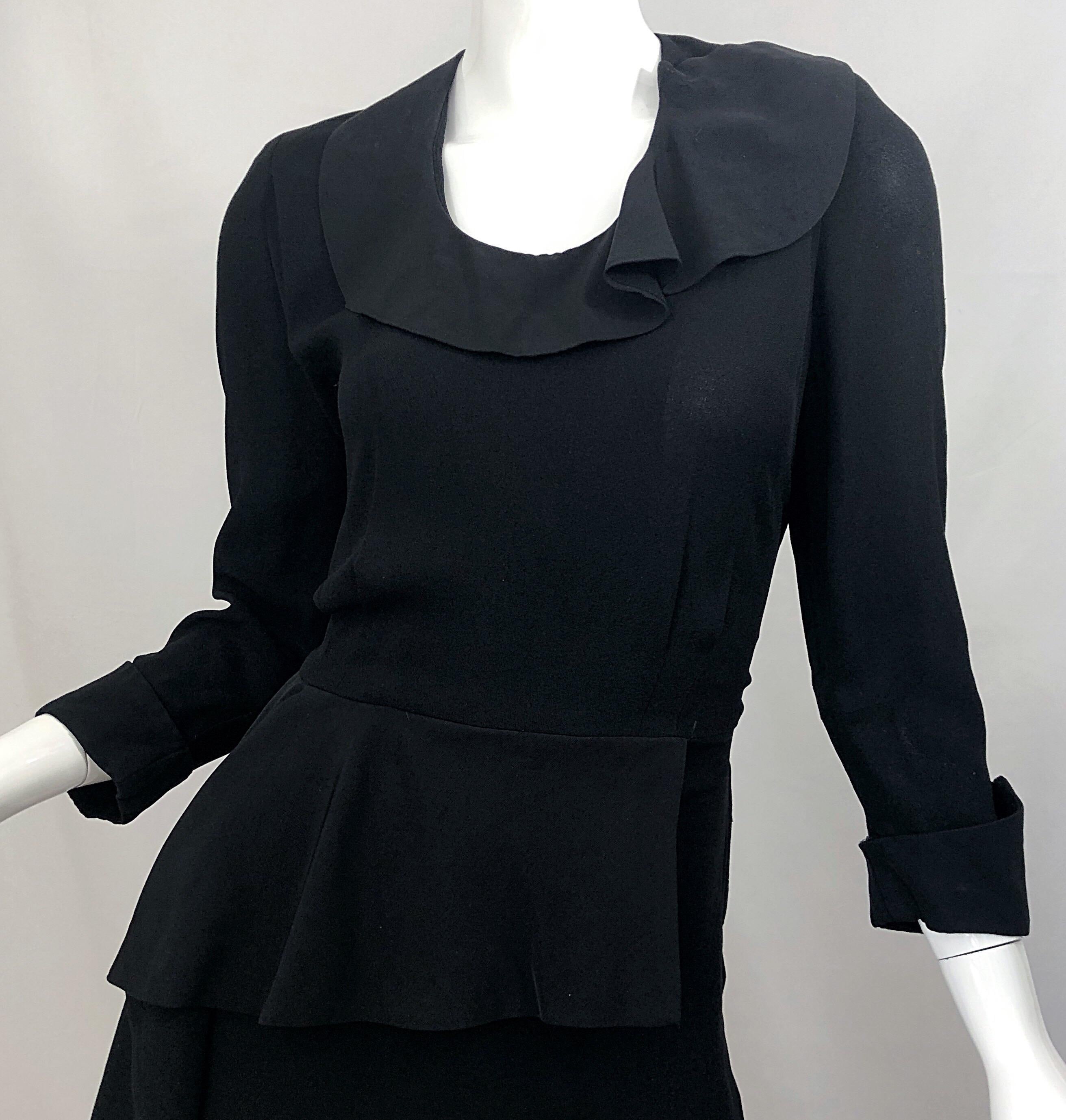 1940er Schwarzes langärmeliges Kleid aus Krepp mit asymmetrischem Schößchen Vintage 40er im Zustand „Hervorragend“ im Angebot in San Diego, CA
