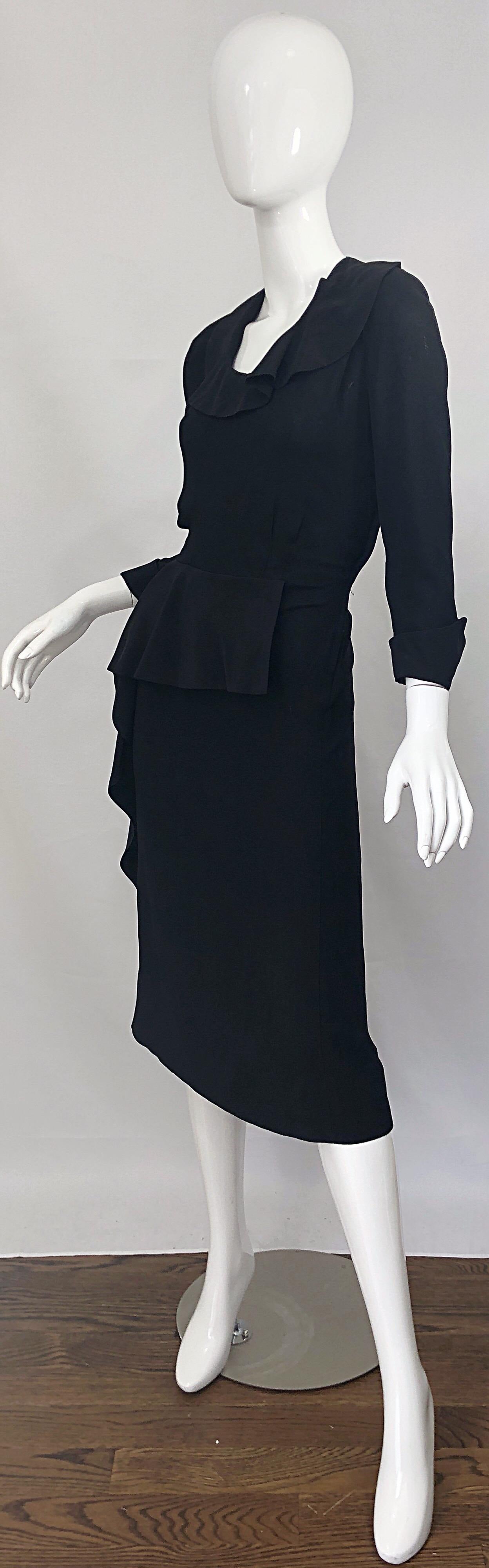 1940er Schwarzes langärmeliges Kleid aus Krepp mit asymmetrischem Schößchen Vintage 40er Damen im Angebot
