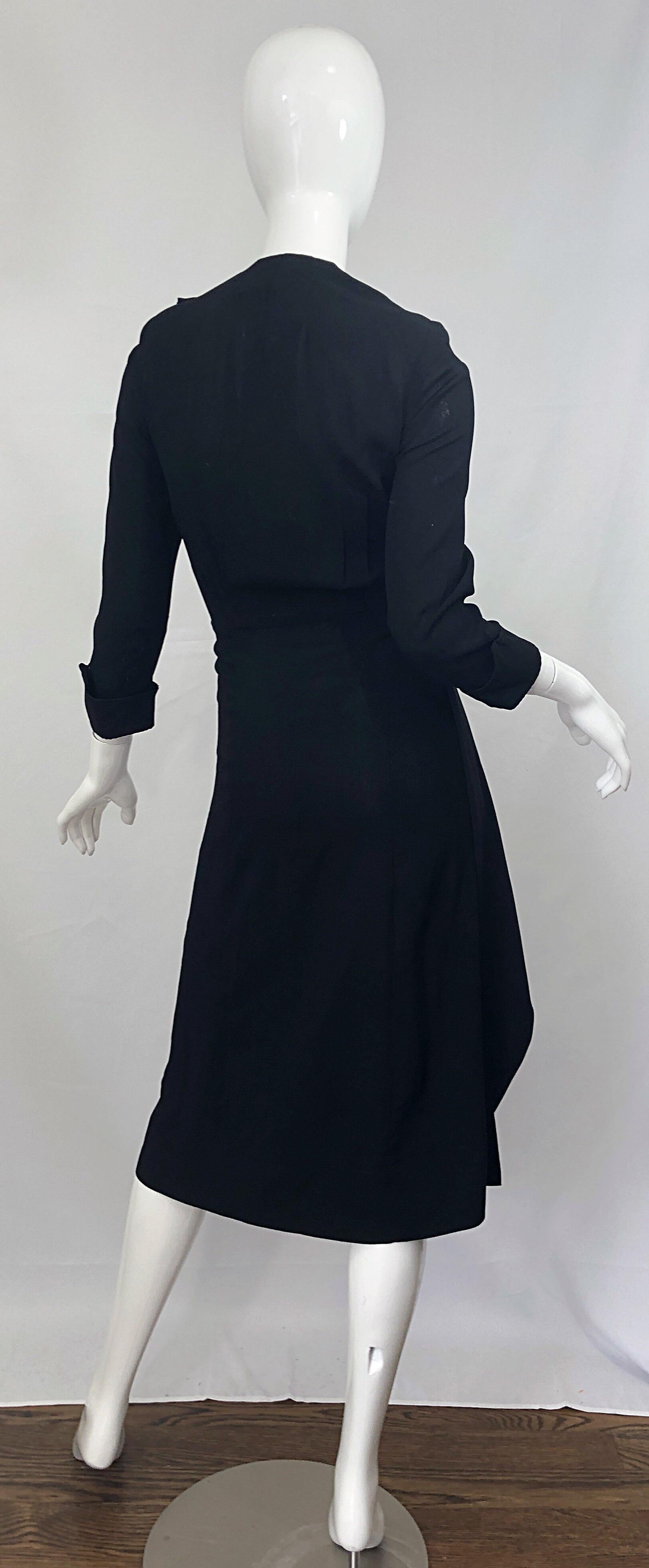 1940er Schwarzes langärmeliges Kleid aus Krepp mit asymmetrischem Schößchen Vintage 40er im Angebot 1