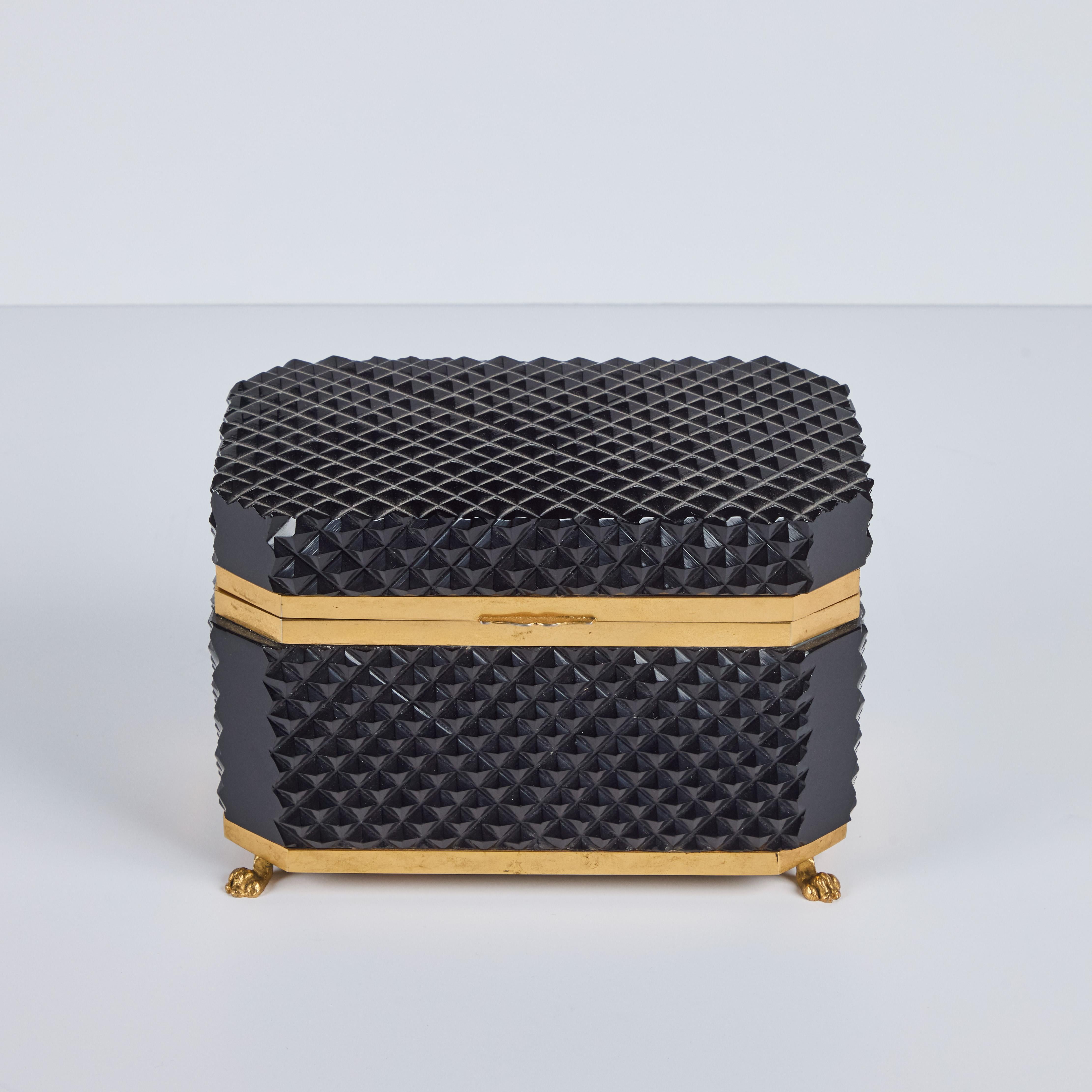 Chic, cristal tallado negro, caja abatible con dorado  anillado  y patas.  