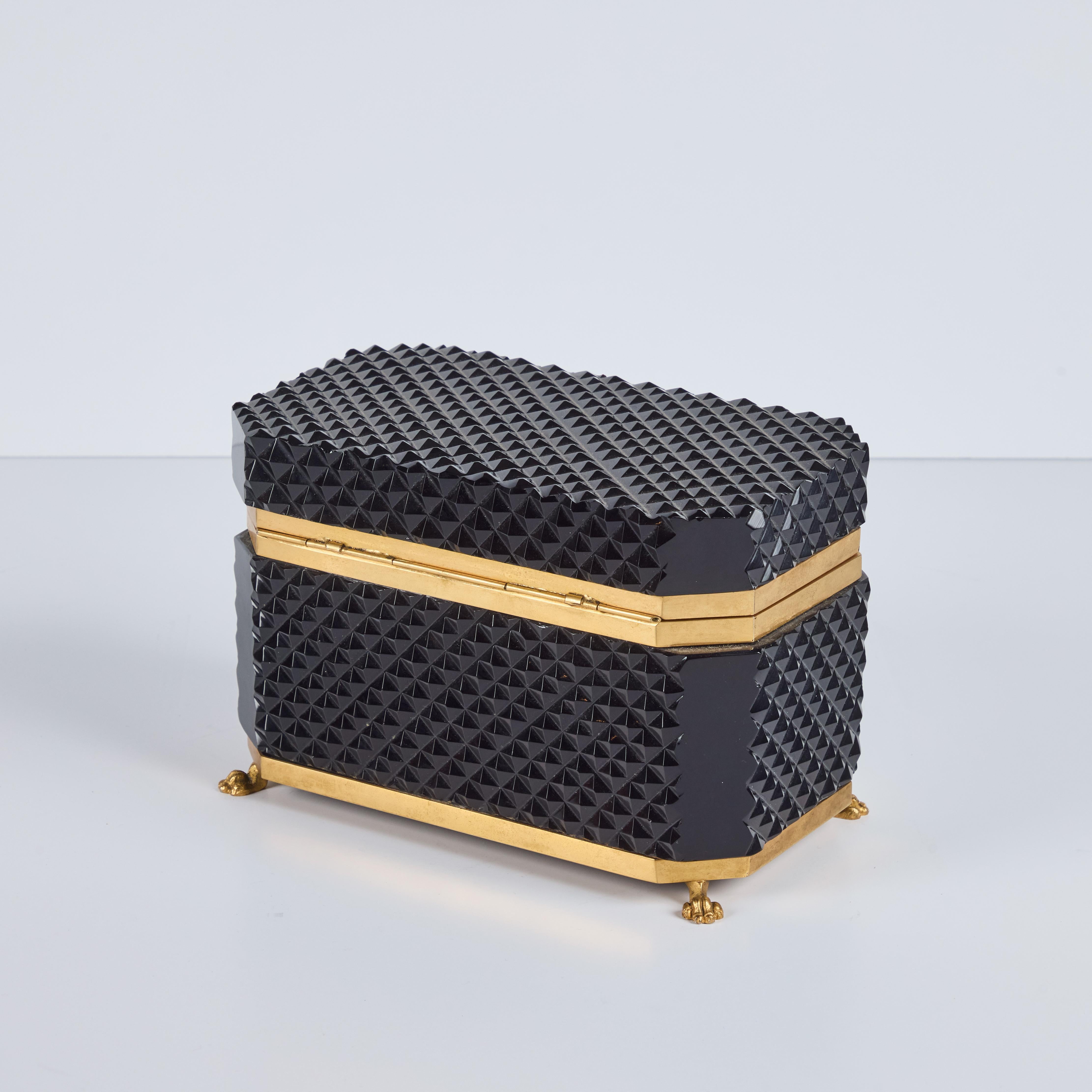 Caja con bisagras de cristal tallado negro de 1940 Metal en venta