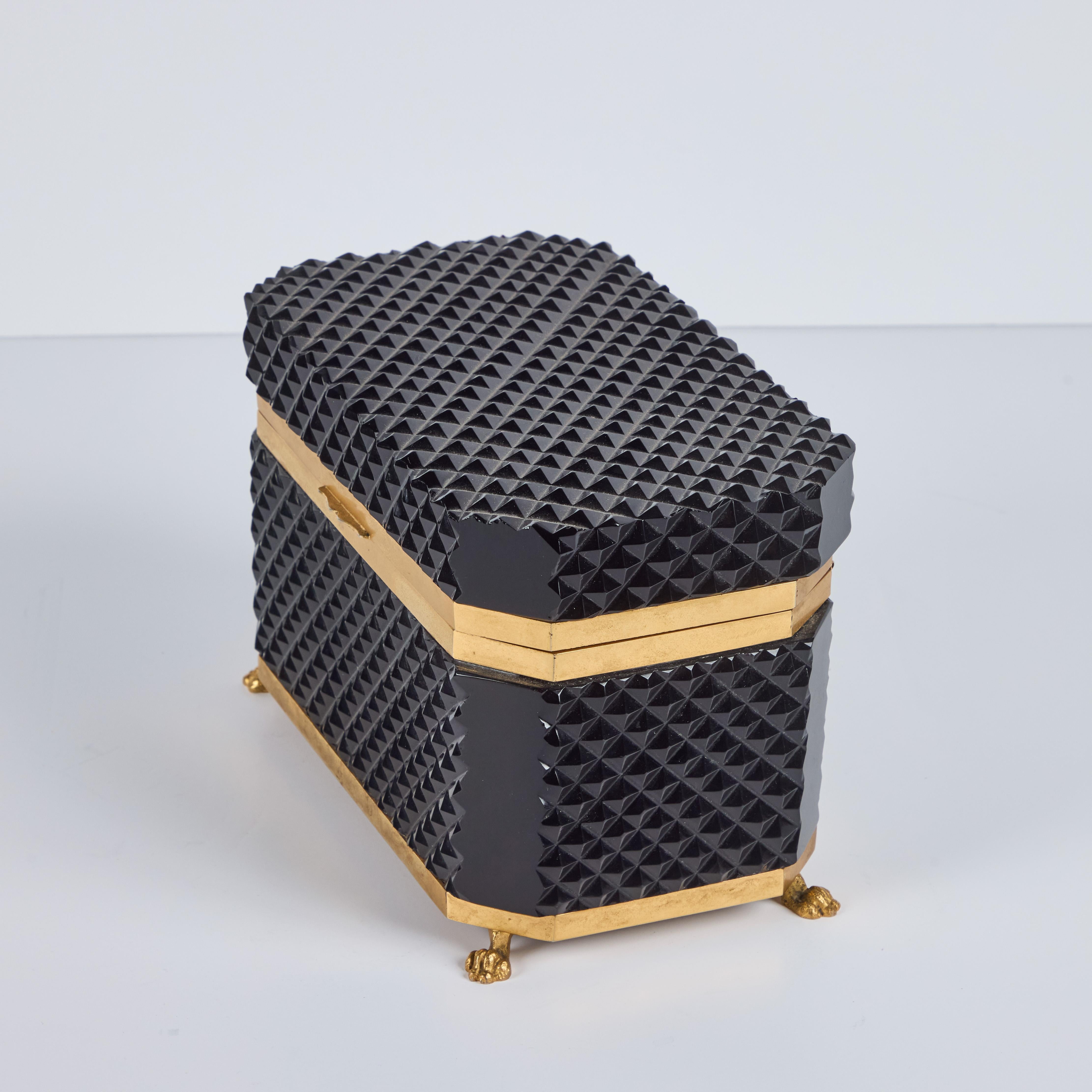 Caja con bisagras de cristal tallado negro de 1940 en venta 1