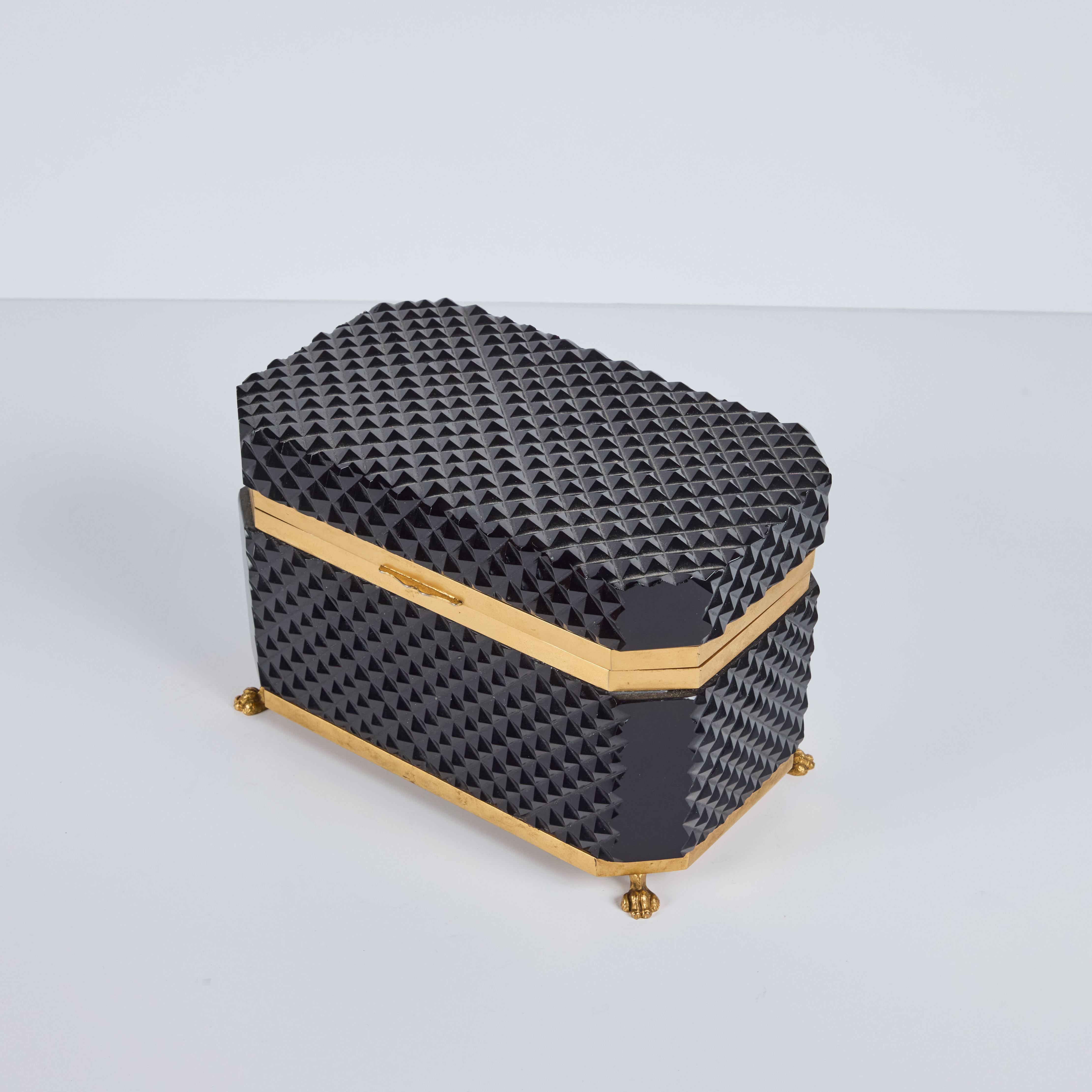 Caja con bisagras de cristal tallado negro de 1940 en venta 2