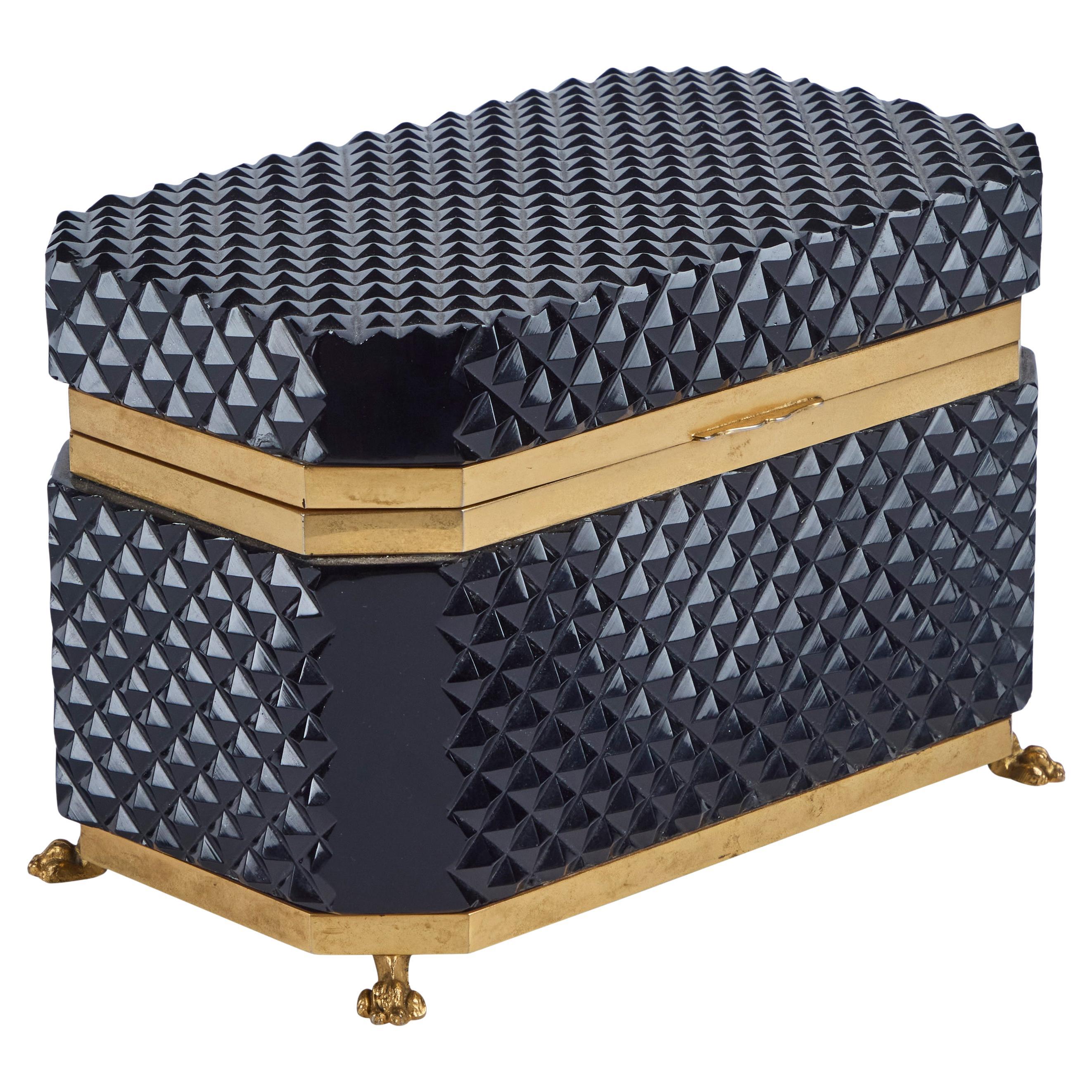 Caja con bisagras de cristal tallado negro de 1940 en venta