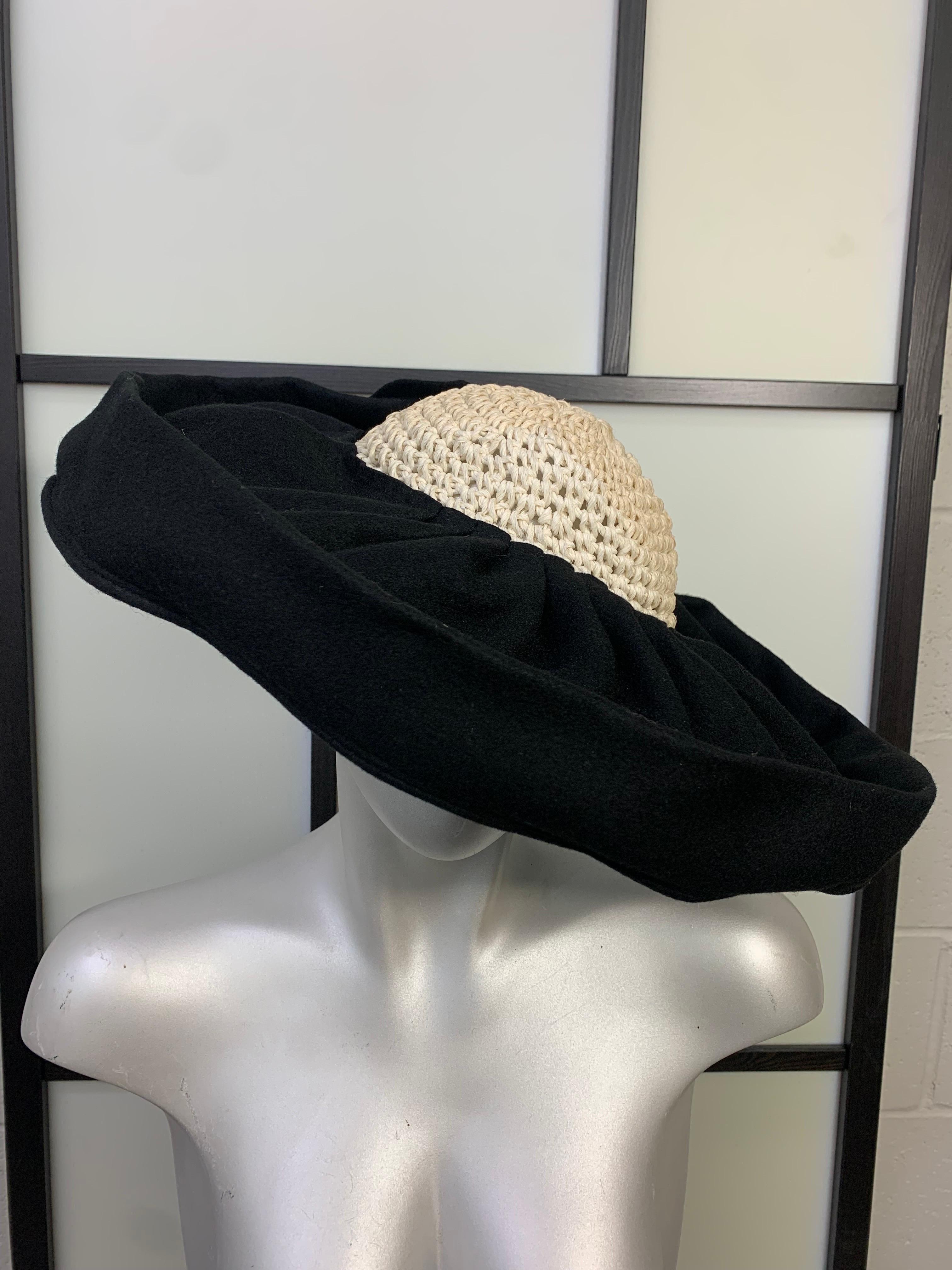 Noir Chapeau de couronne Halo en feutre noir et crochet crème avec bordure avant brossée, années 1940 en vente