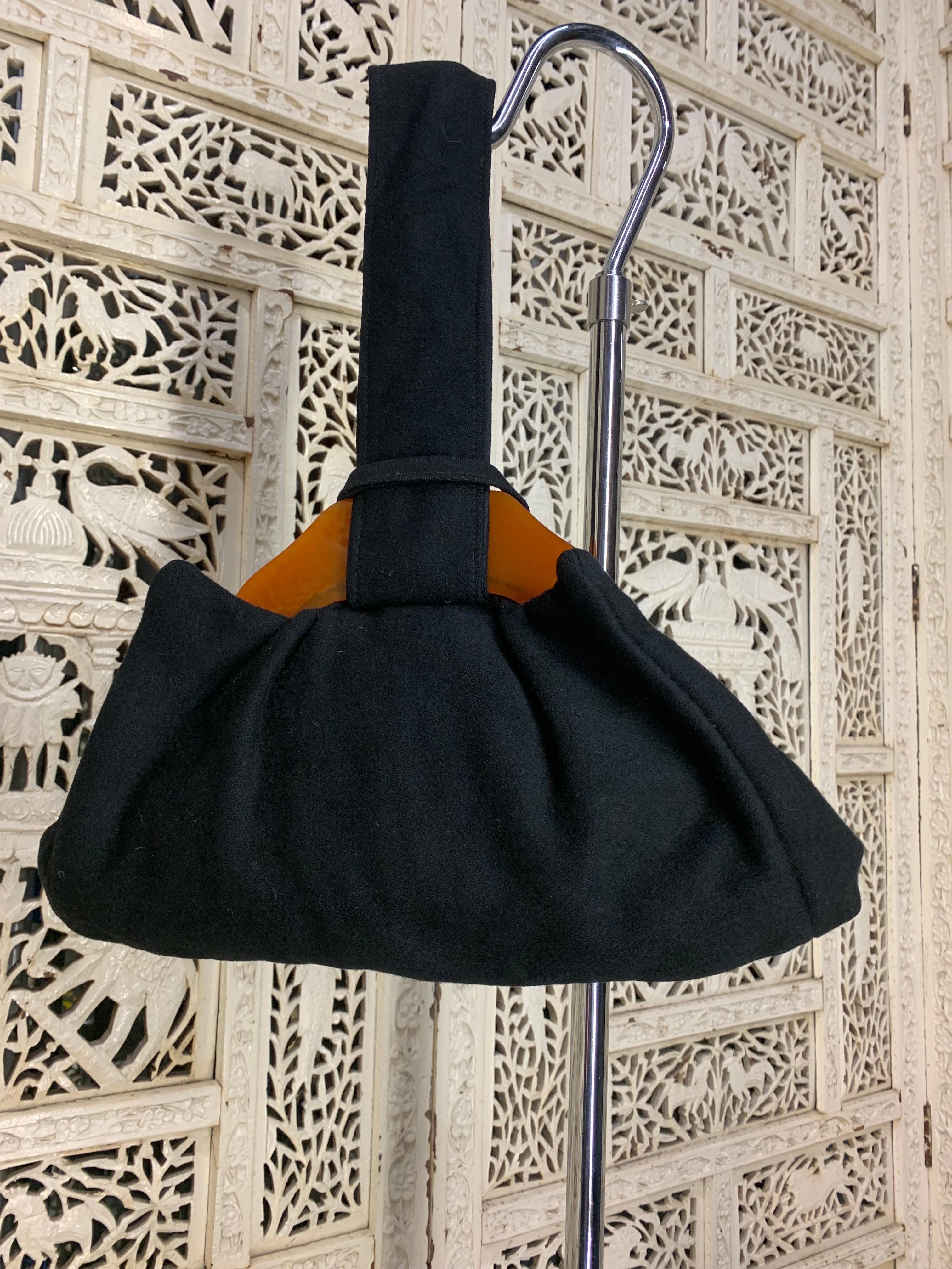 1940s Black Felt Handbag w Large Bakelite Frame and Loop Handle For Sale 7