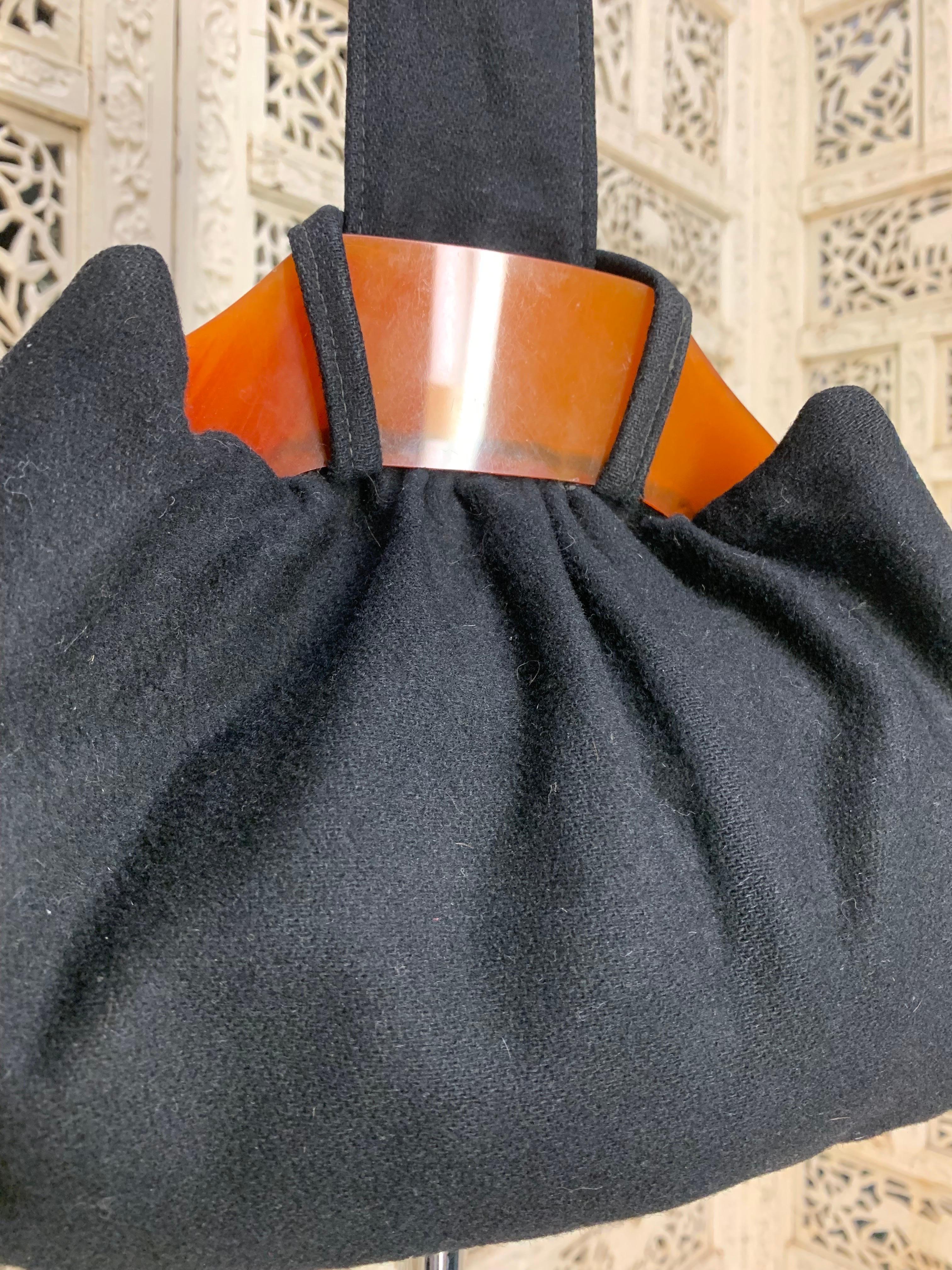 1940er Jahre Schwarze Filzhandtasche mit großem Bakelit-Rahmen und Loop-Griff im Zustand „Hervorragend“ im Angebot in Gresham, OR
