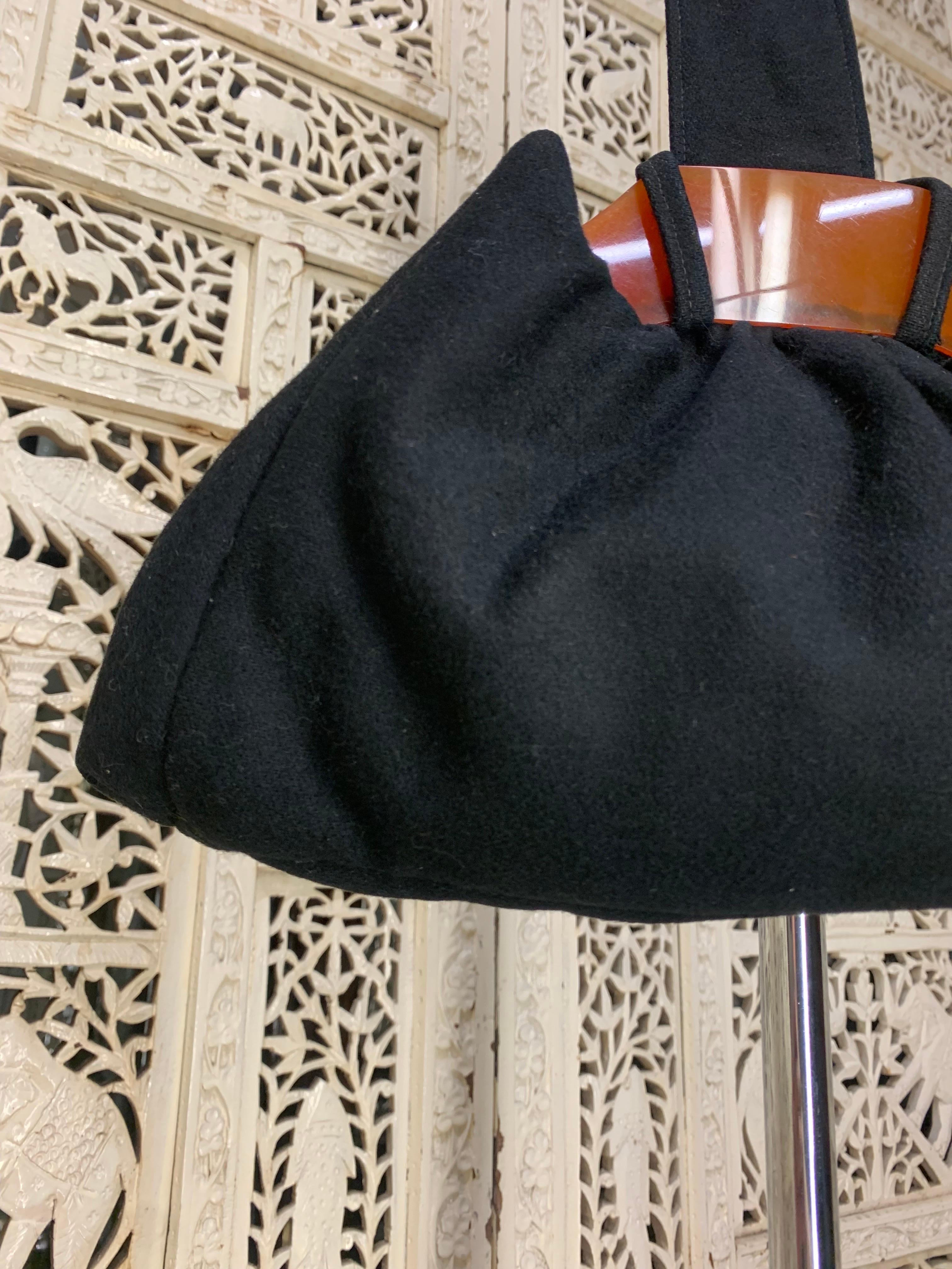 1940s Black Felt Handbag w Large Bakelite Frame and Looping Handle en vente 1