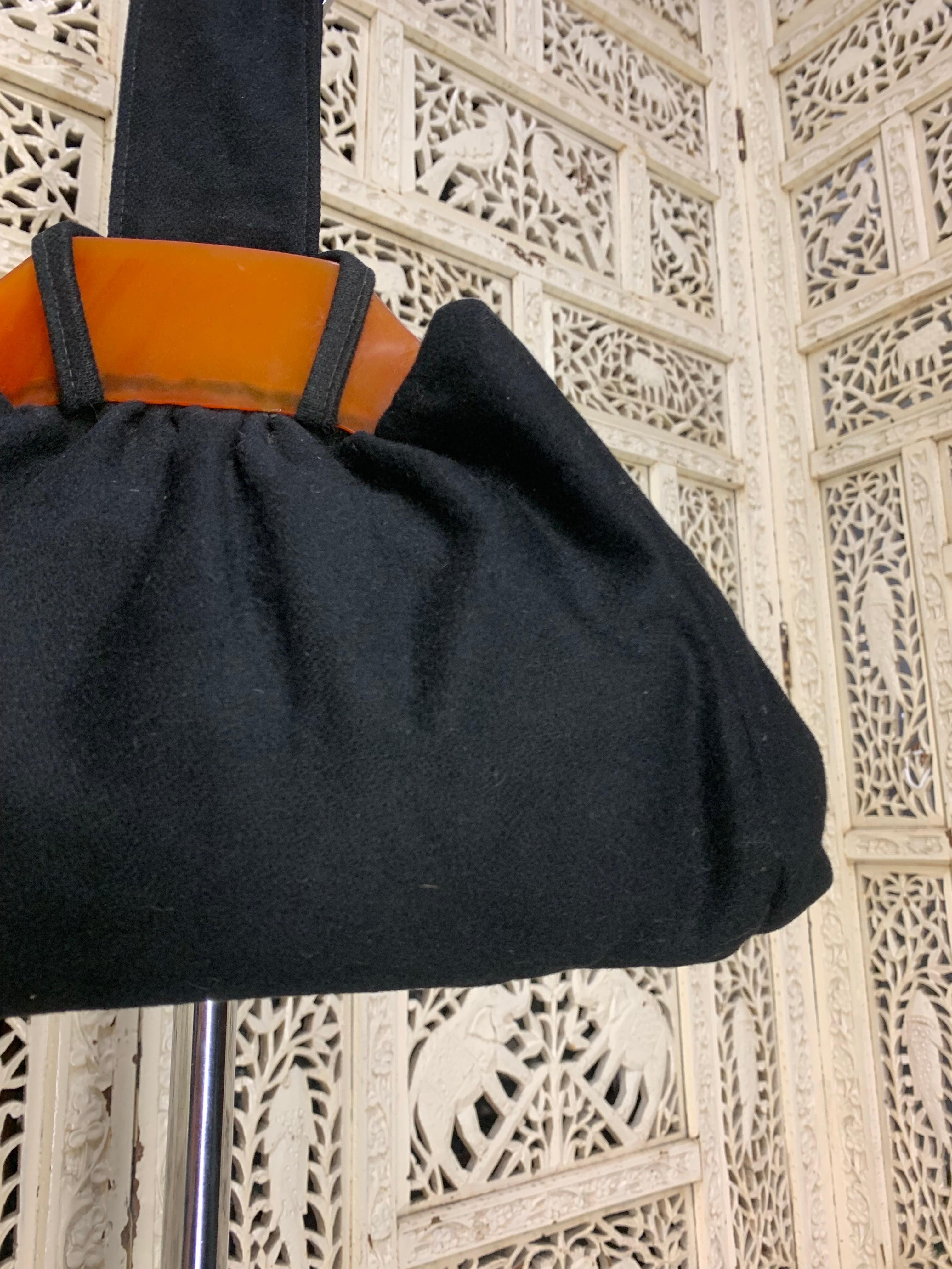 1940er Jahre Schwarze Filzhandtasche mit großem Bakelit-Rahmen und Loop-Griff im Angebot 2