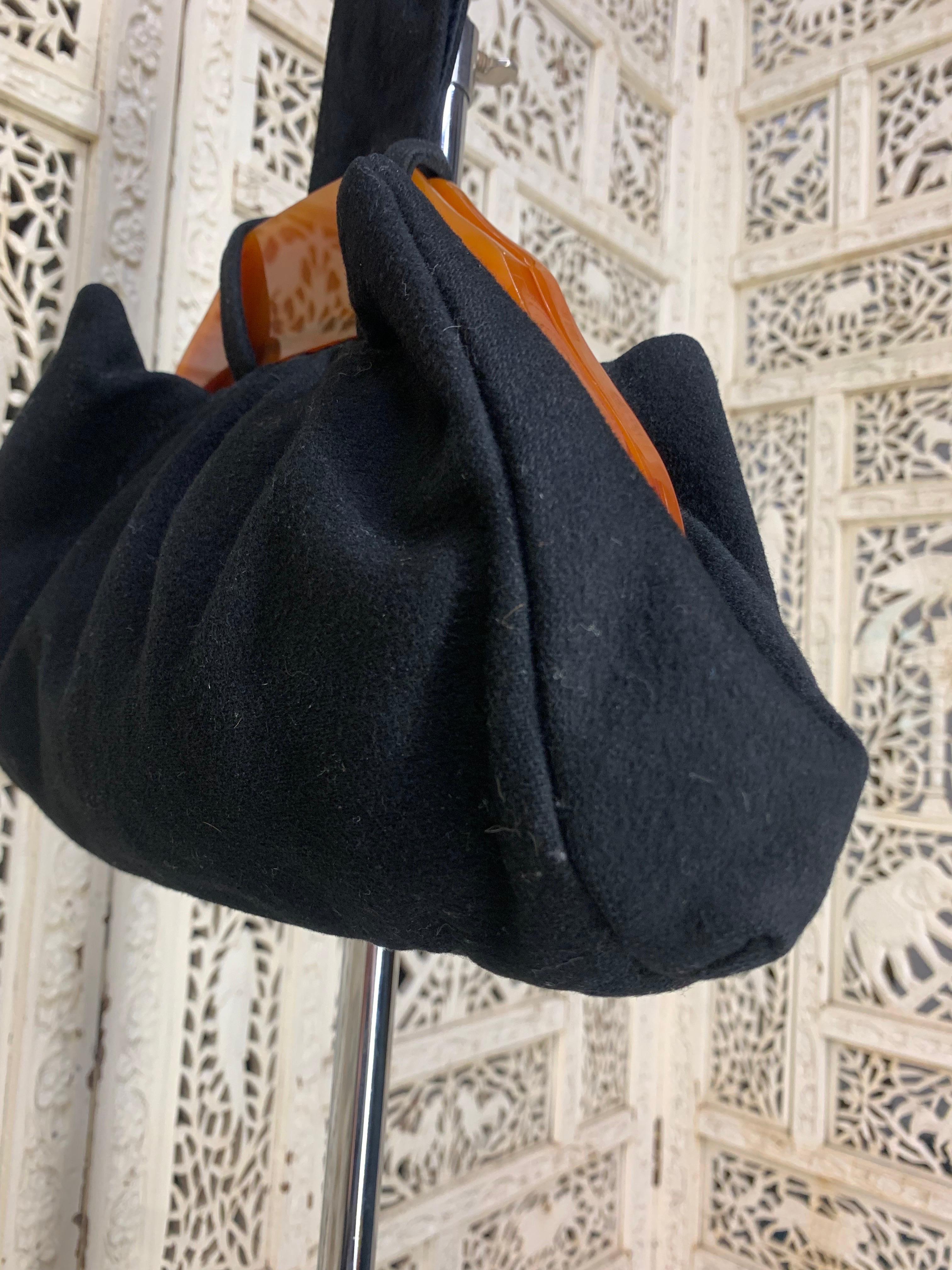 1940s Black Felt Handbag w Large Bakelite Frame and Loop Handle For Sale 5