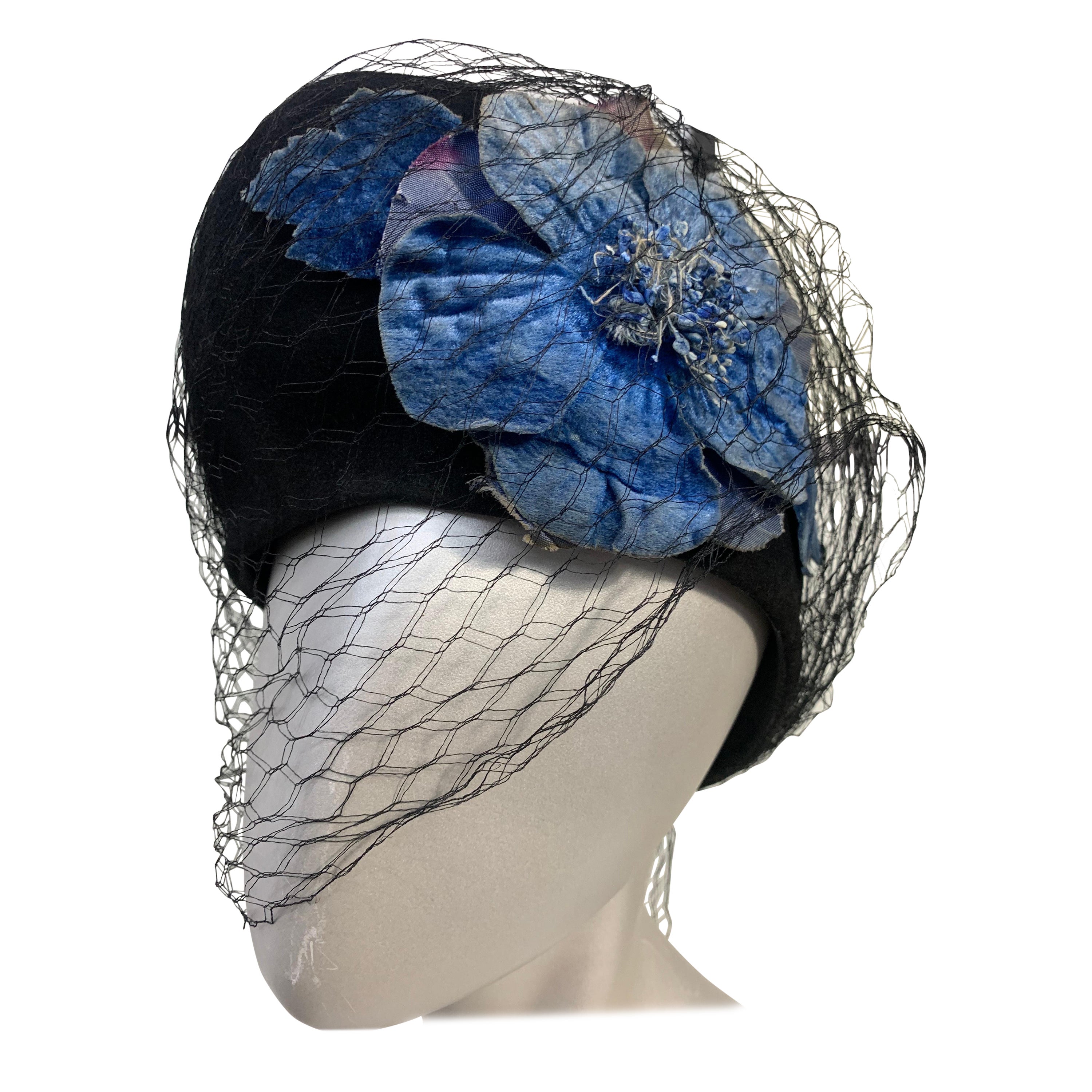 Chapeau en feutre noir des années 1940 à façade en pointe avec grande fleur en velours bleu saphir et filet