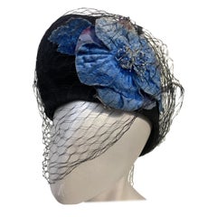 Chapeau en feutre noir des années 1940 à façade en pointe avec grande fleur en velours bleu saphir et filet