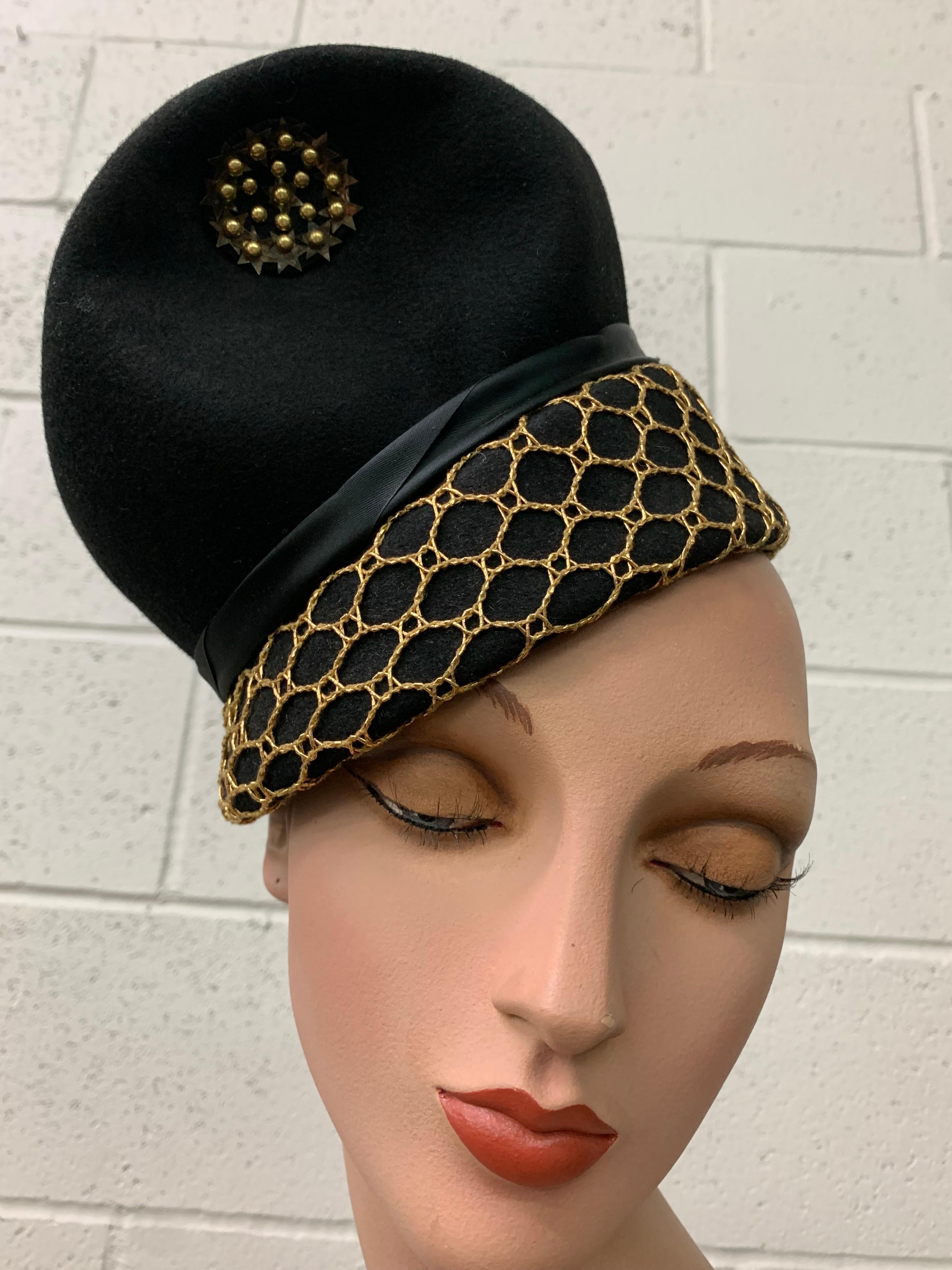 Chapeau surréaliste en feutre noir des années 1940 avec filet doré, médaillon en paillettes et nœud en soie noire. L'élastique au dos permet d'ancrer la coiffure. Taille unique, ajustable. 