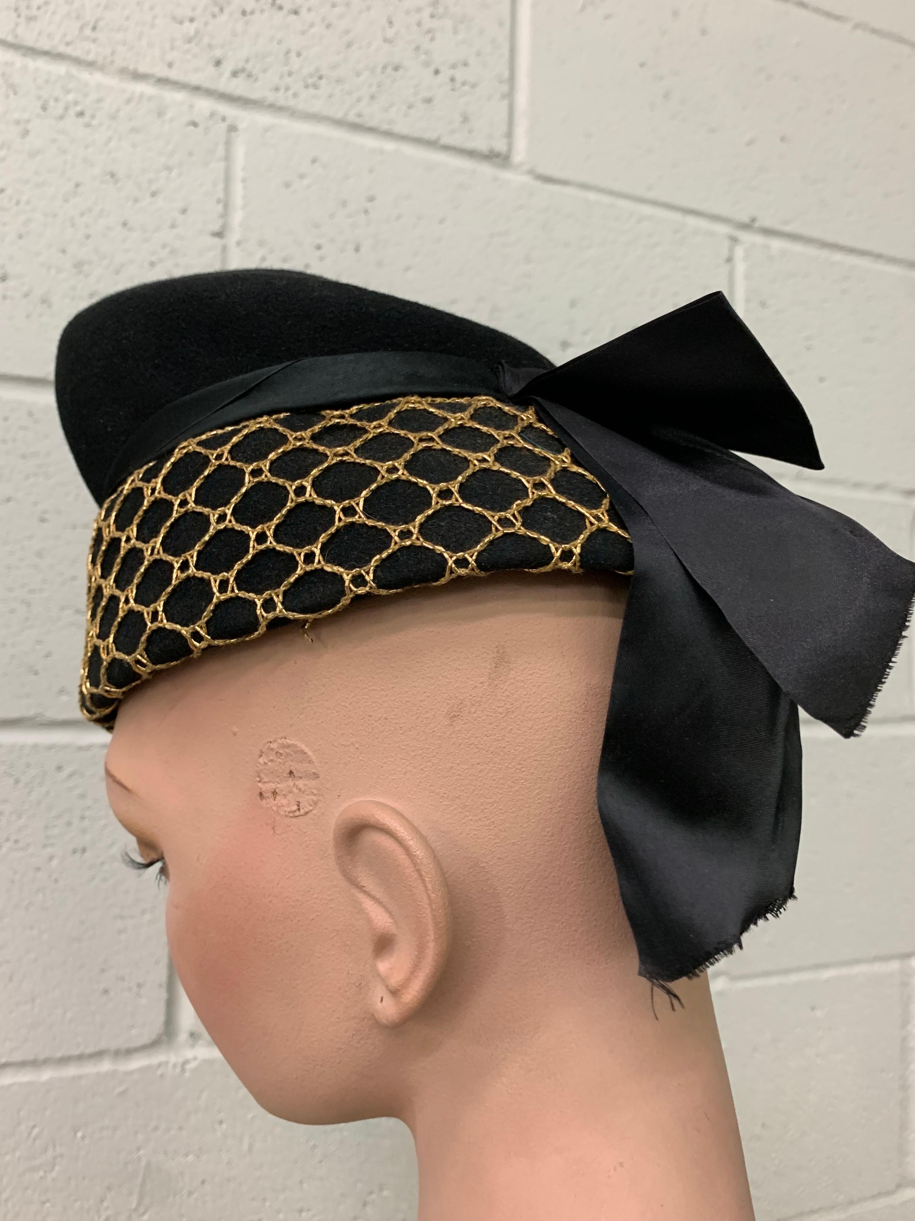 1940s Chapeau en feutre noir de forme surréaliste avec médaillon et noeud en paillettes de filet d'or  Pour femmes en vente