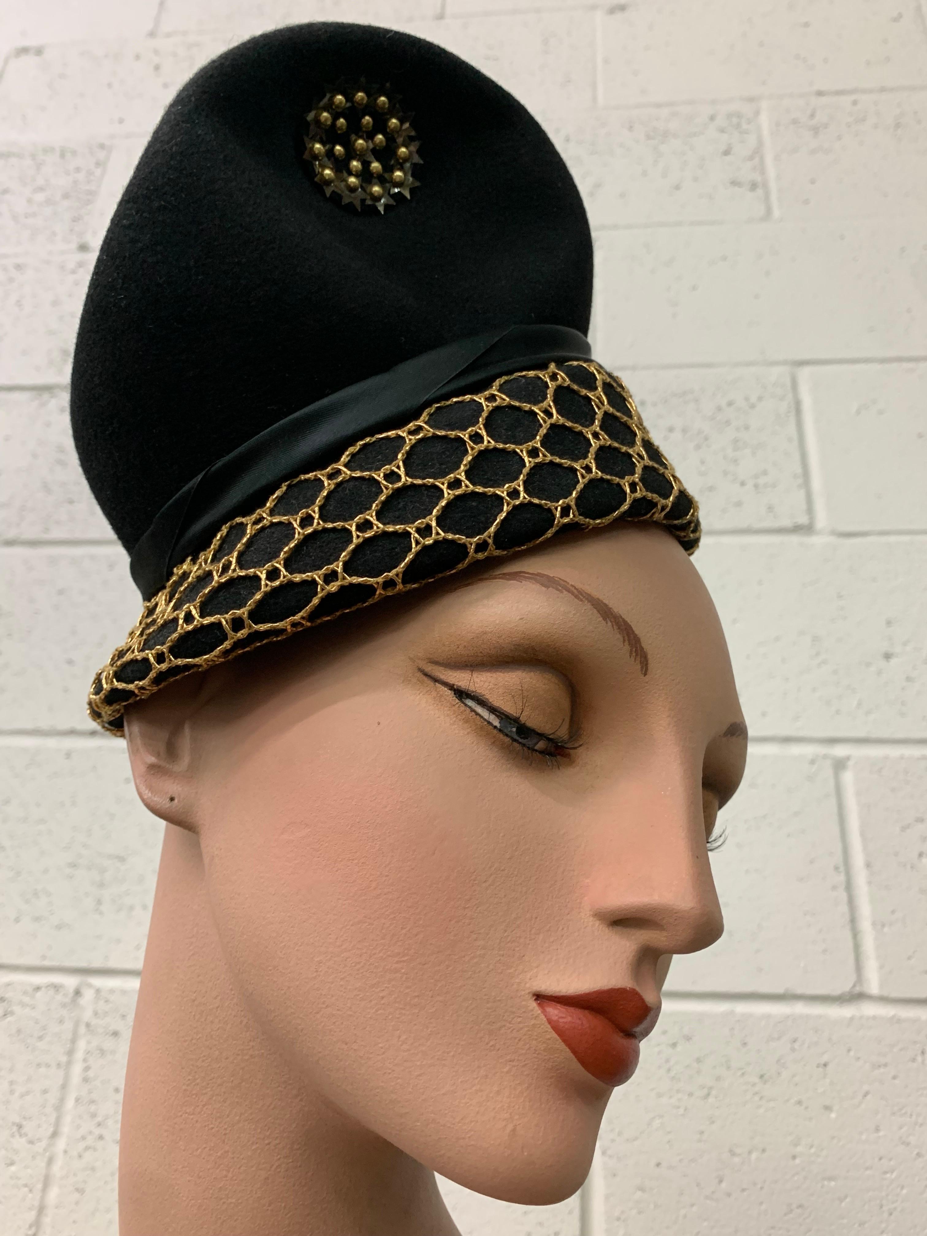 1940s Chapeau en feutre noir de forme surréaliste avec médaillon et noeud en paillettes de filet d'or  en vente 3