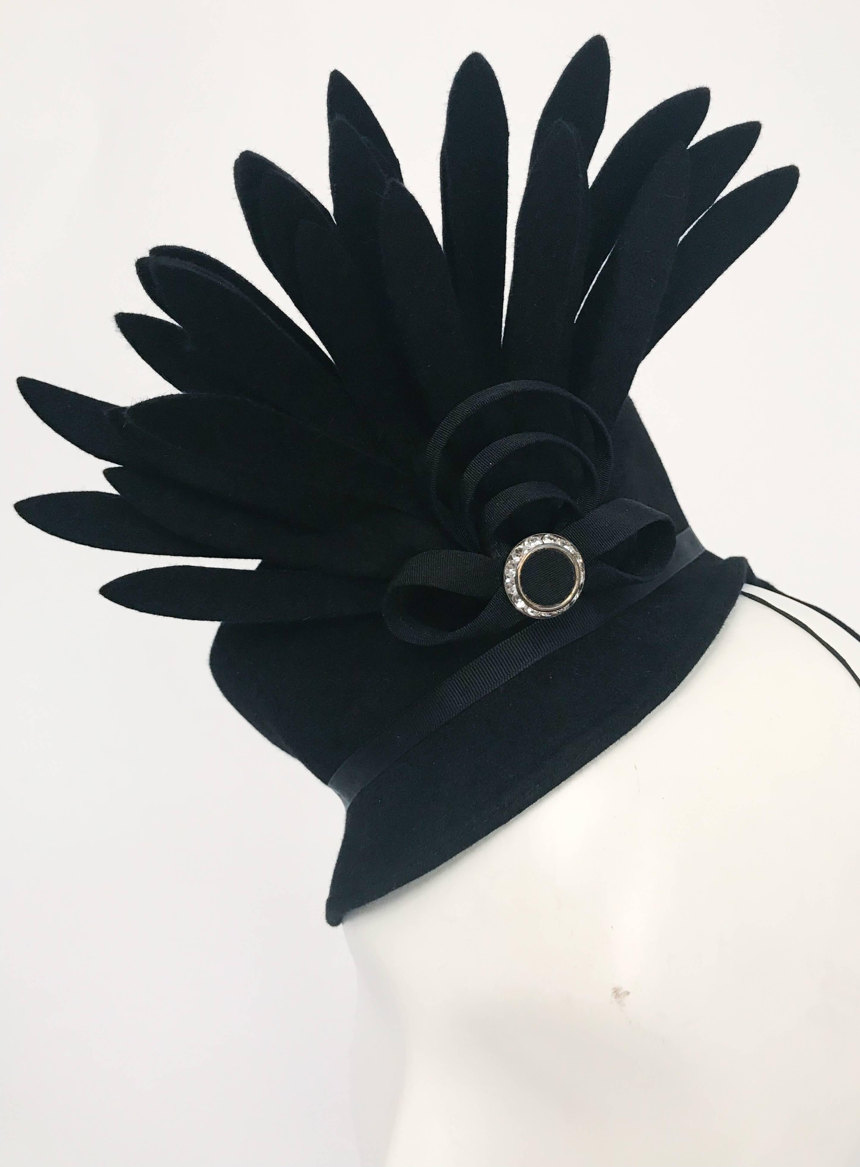 1940s Black Felt Toy Hat w/ Cut Feather Flourish In Good Condition In San Francisco, CA