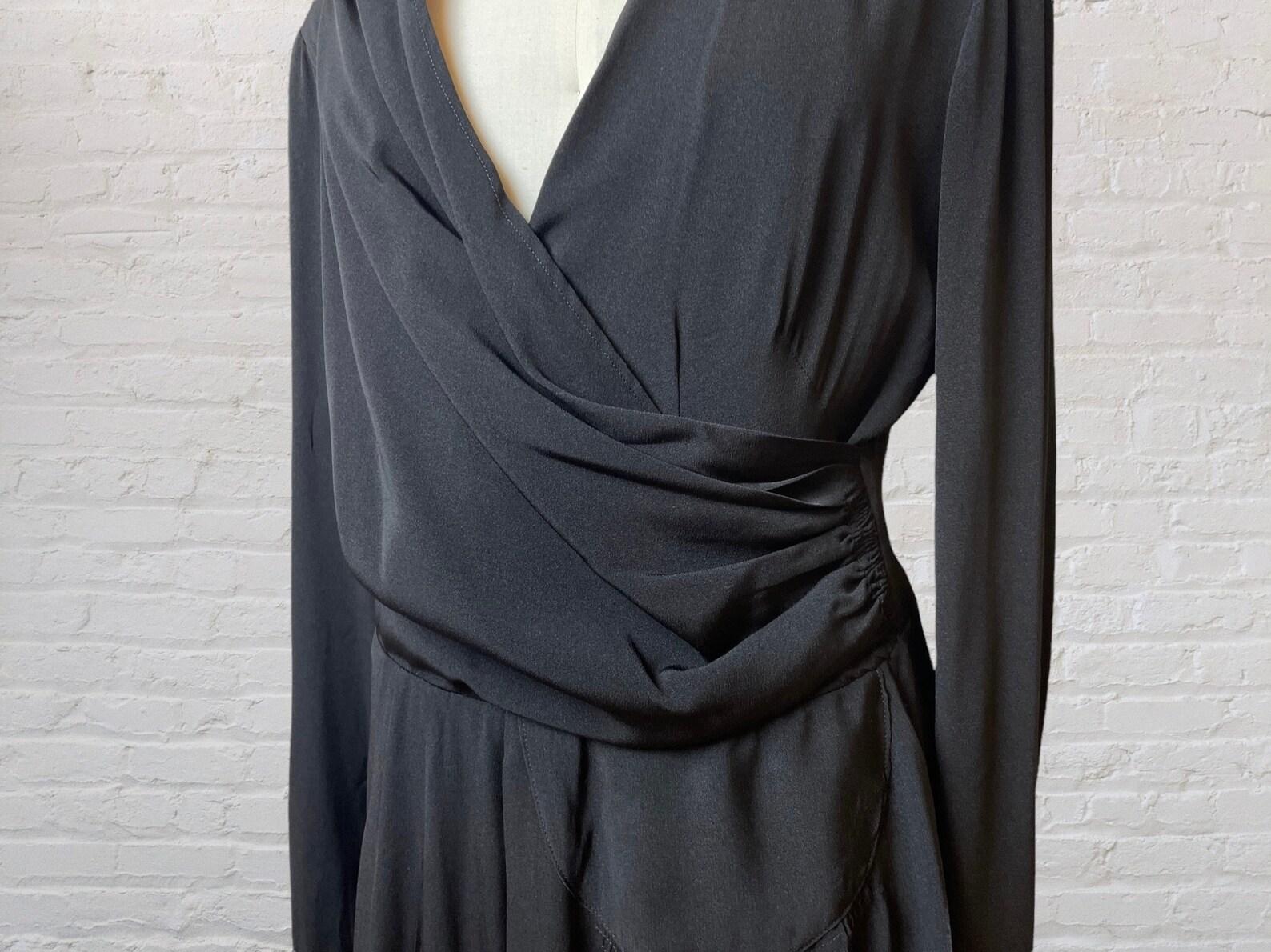1940er Jahre schwarzes Femme Fatale drapiertes Kleid im Angebot 6