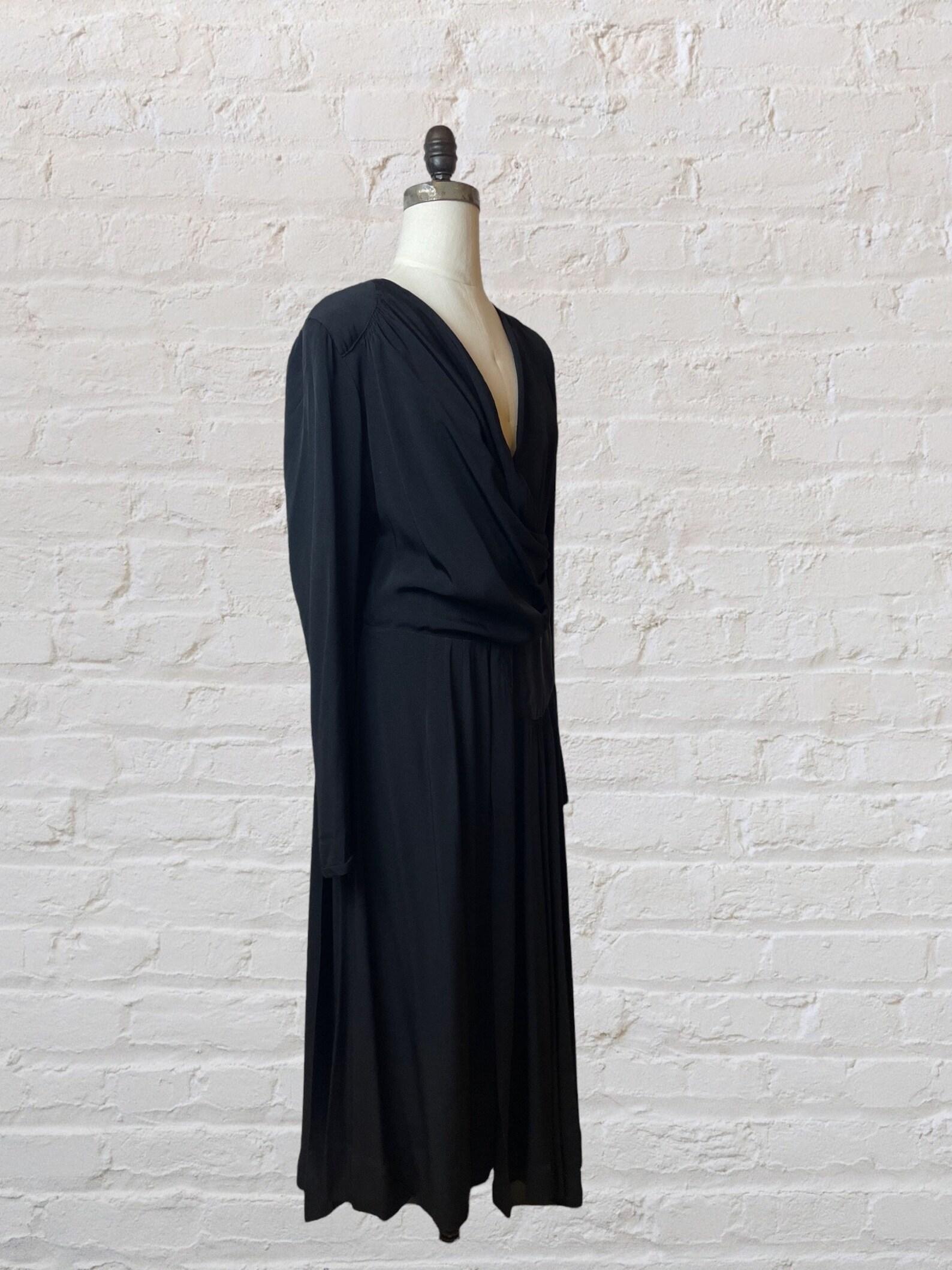 1940s Black Femme Fatale Draped Dress In Excellent Condition For Sale In Brooklyn, NY