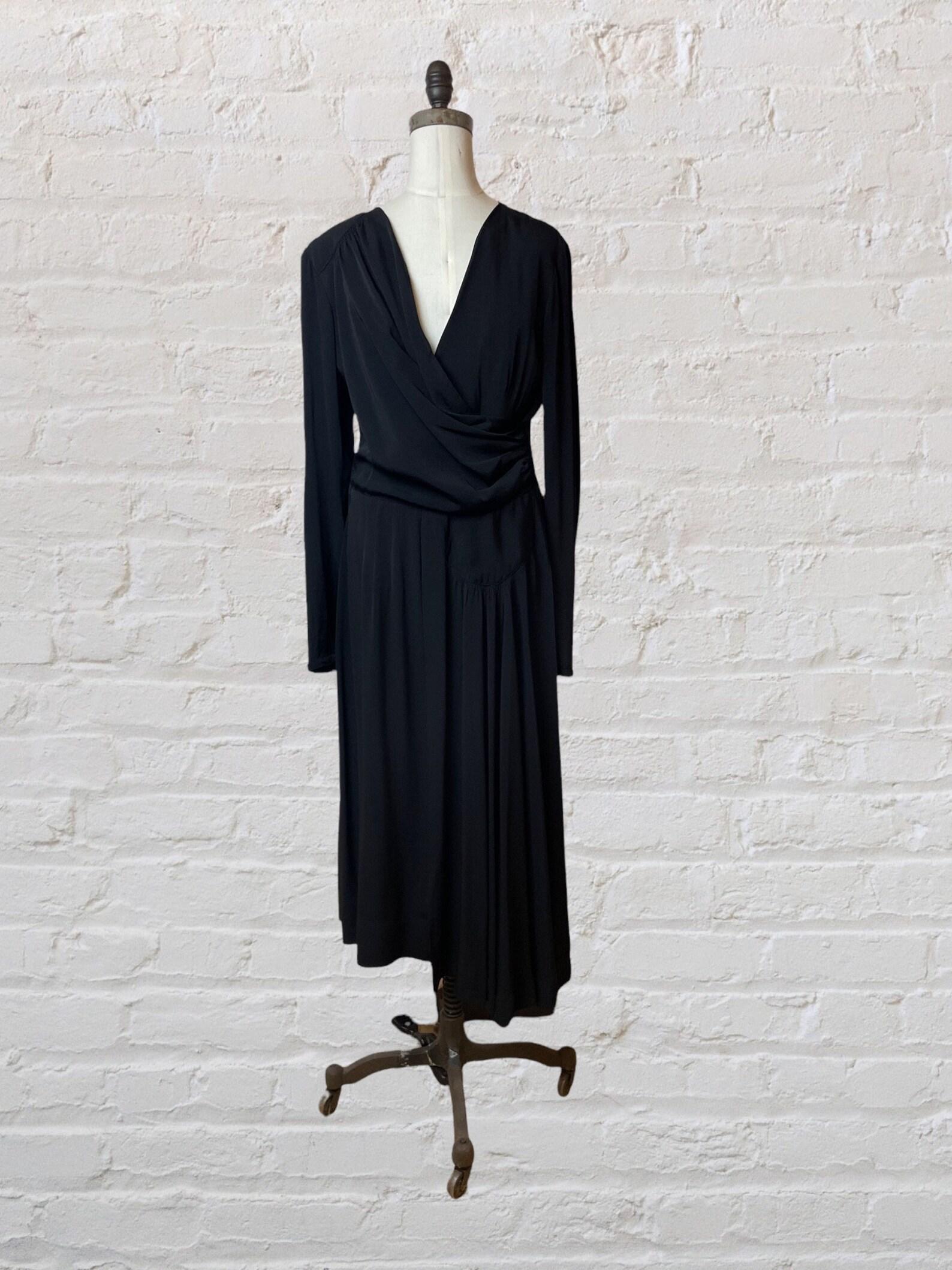 1940er Jahre schwarzes Femme Fatale drapiertes Kleid Damen im Angebot