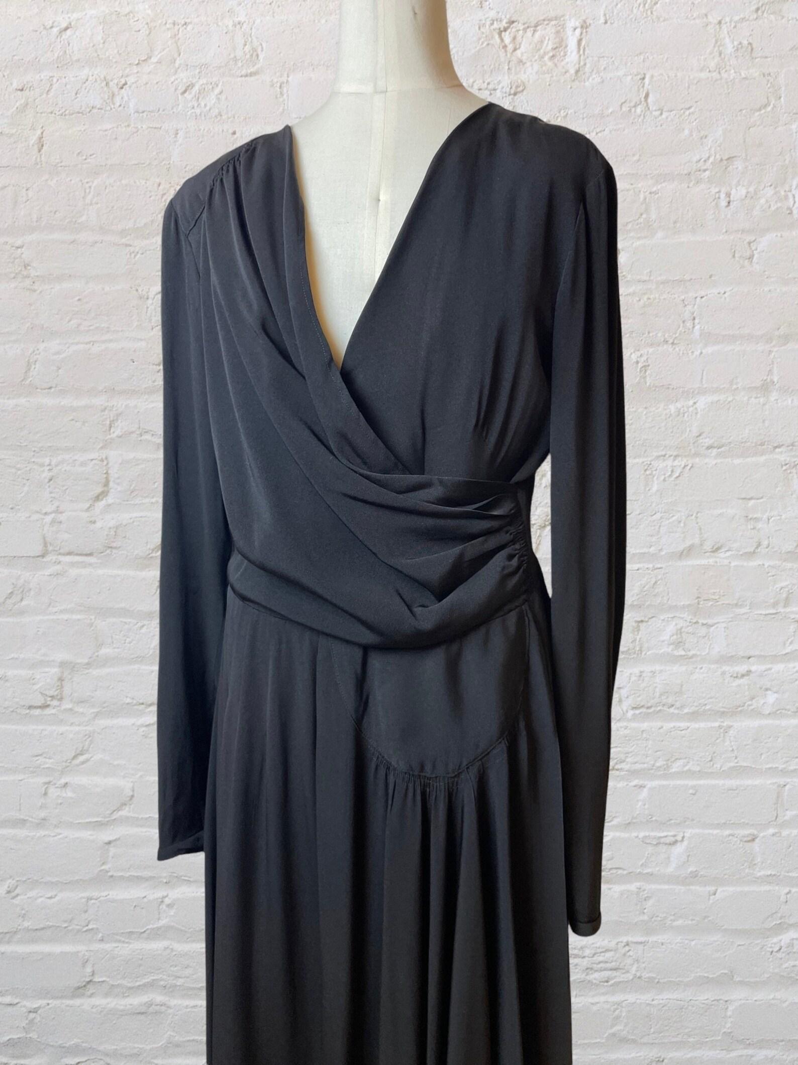 1940er Jahre schwarzes Femme Fatale drapiertes Kleid im Angebot 1