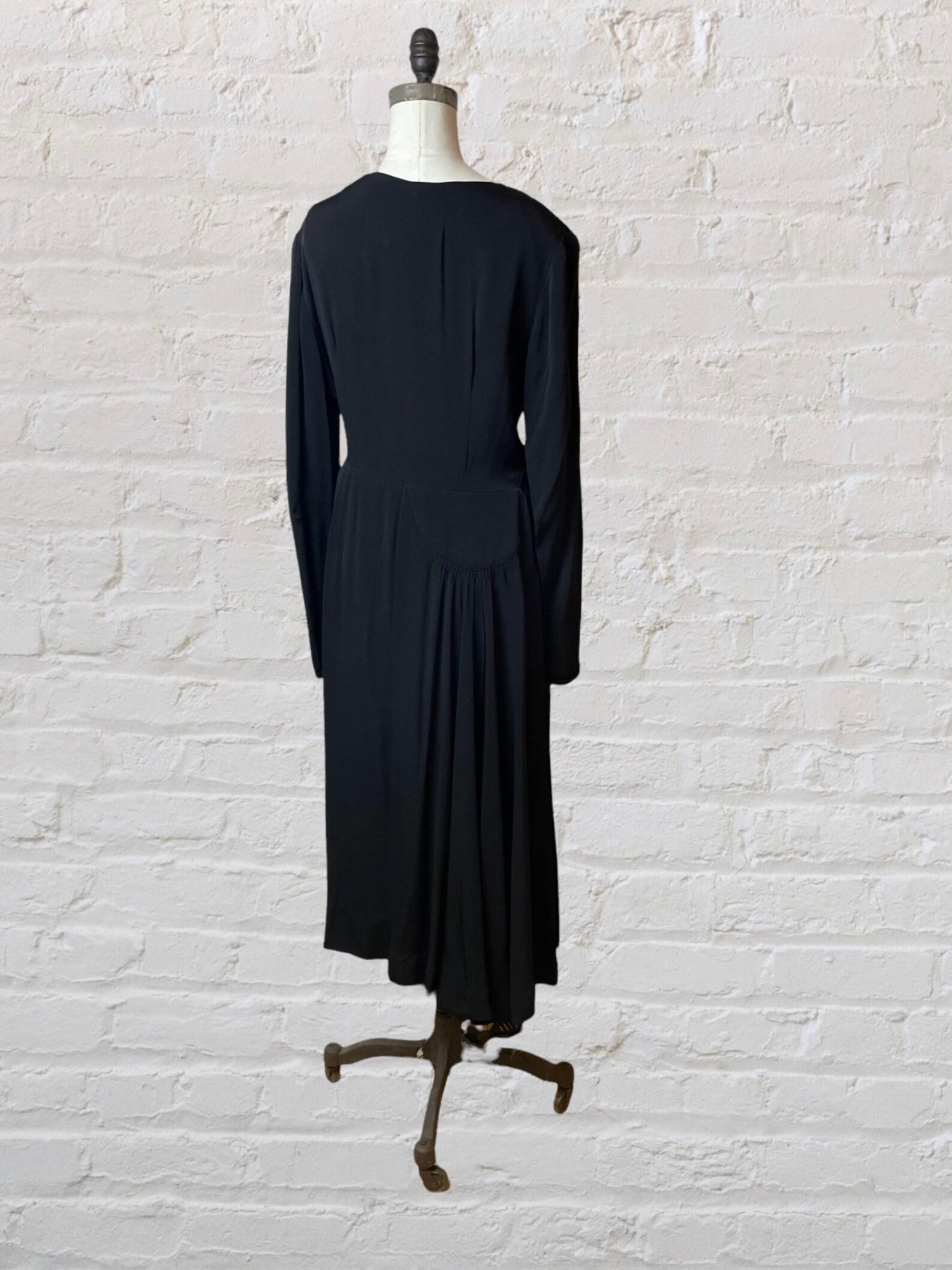 1940er Jahre schwarzes Femme Fatale drapiertes Kleid im Angebot 2